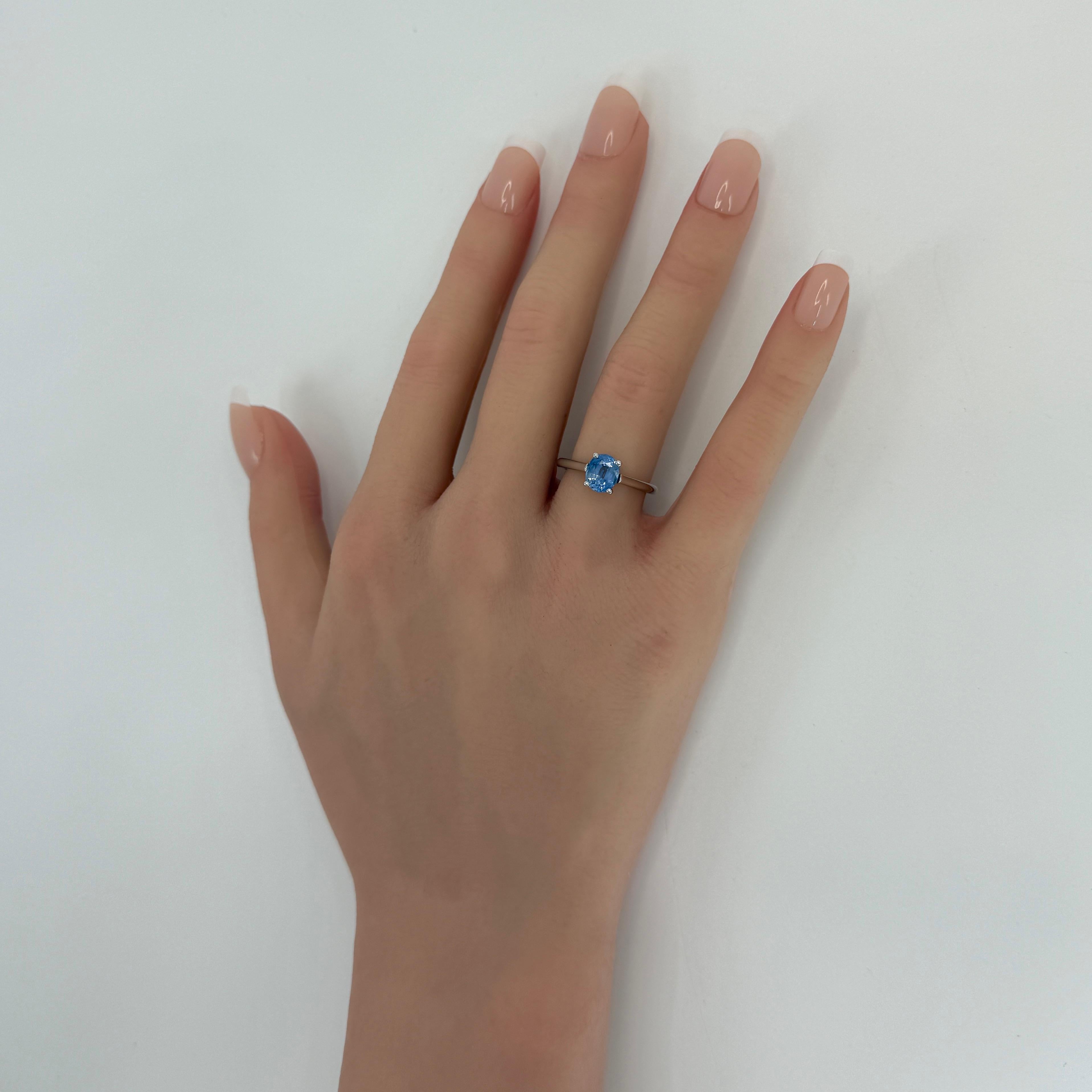 Zafiro de Ceilán azul vivo natural de 1,51 ct, talla oval 7x6 mm Anillo solitario de platino Corte oval en venta