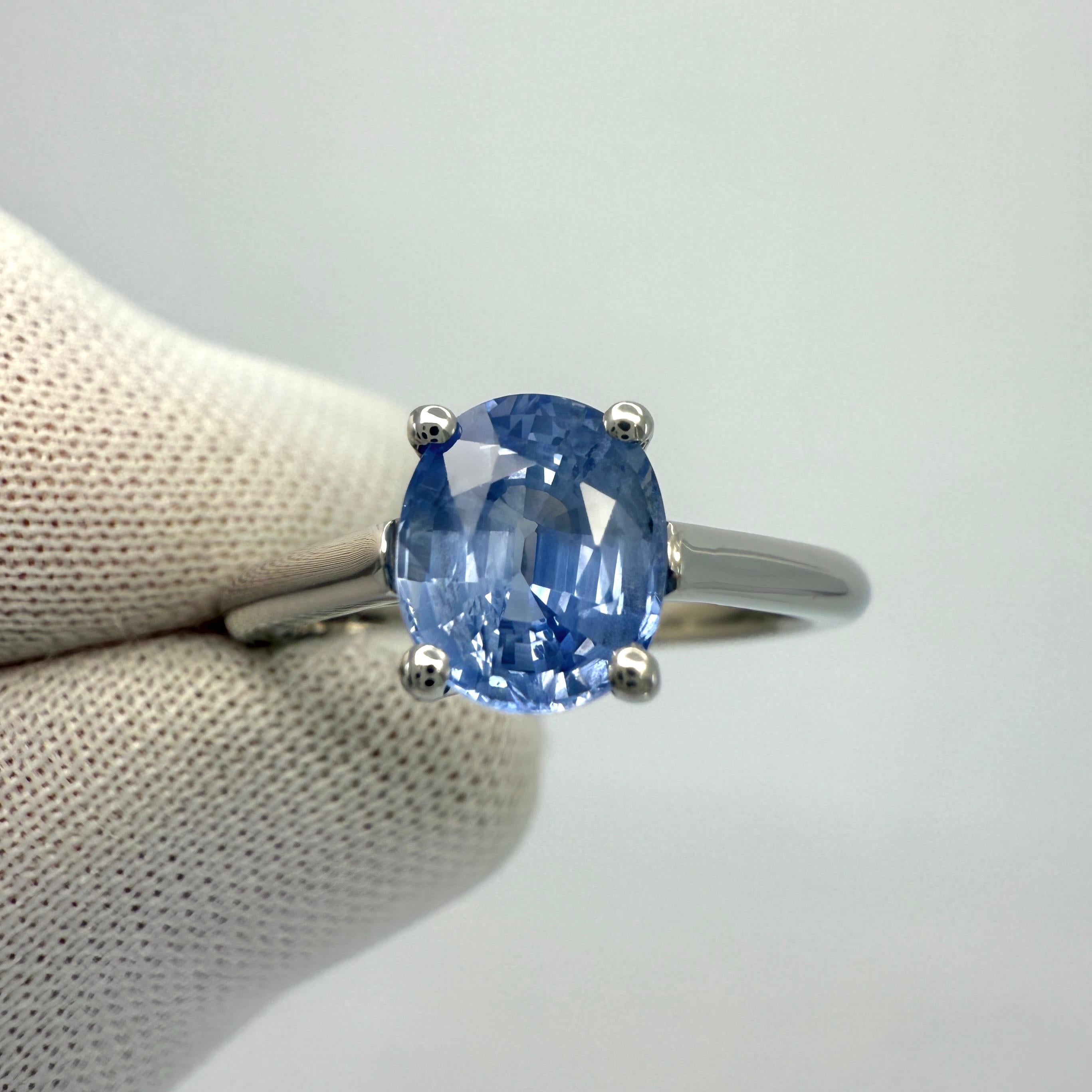 Zafiro de Ceilán azul vivo natural de 1,51 ct, talla oval 7x6 mm Anillo solitario de platino en Nuevo estado para la venta en Birmingham, GB