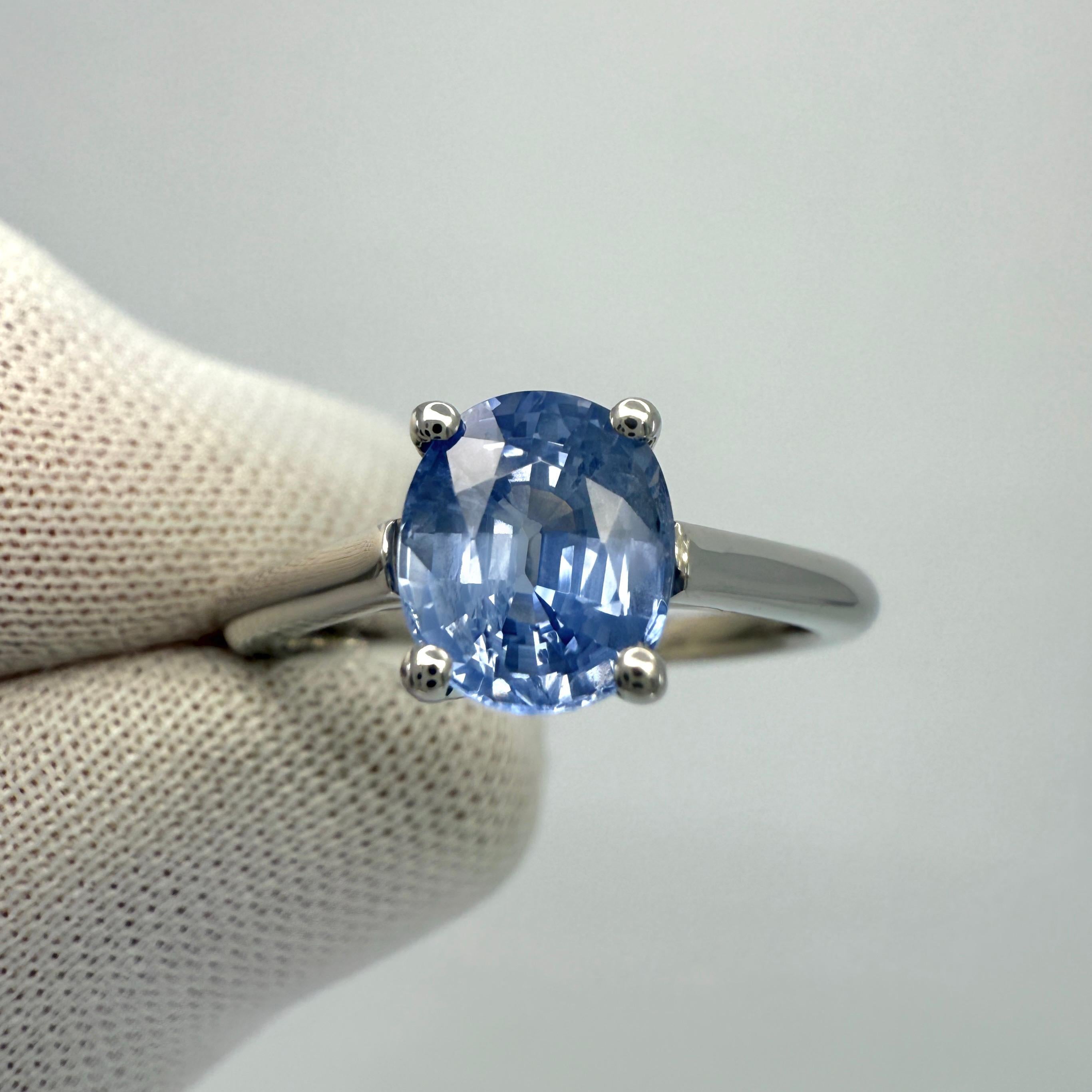 Zafiro de Ceilán azul vivo natural de 1,51 ct, talla oval 7x6 mm Anillo solitario de platino en venta 1