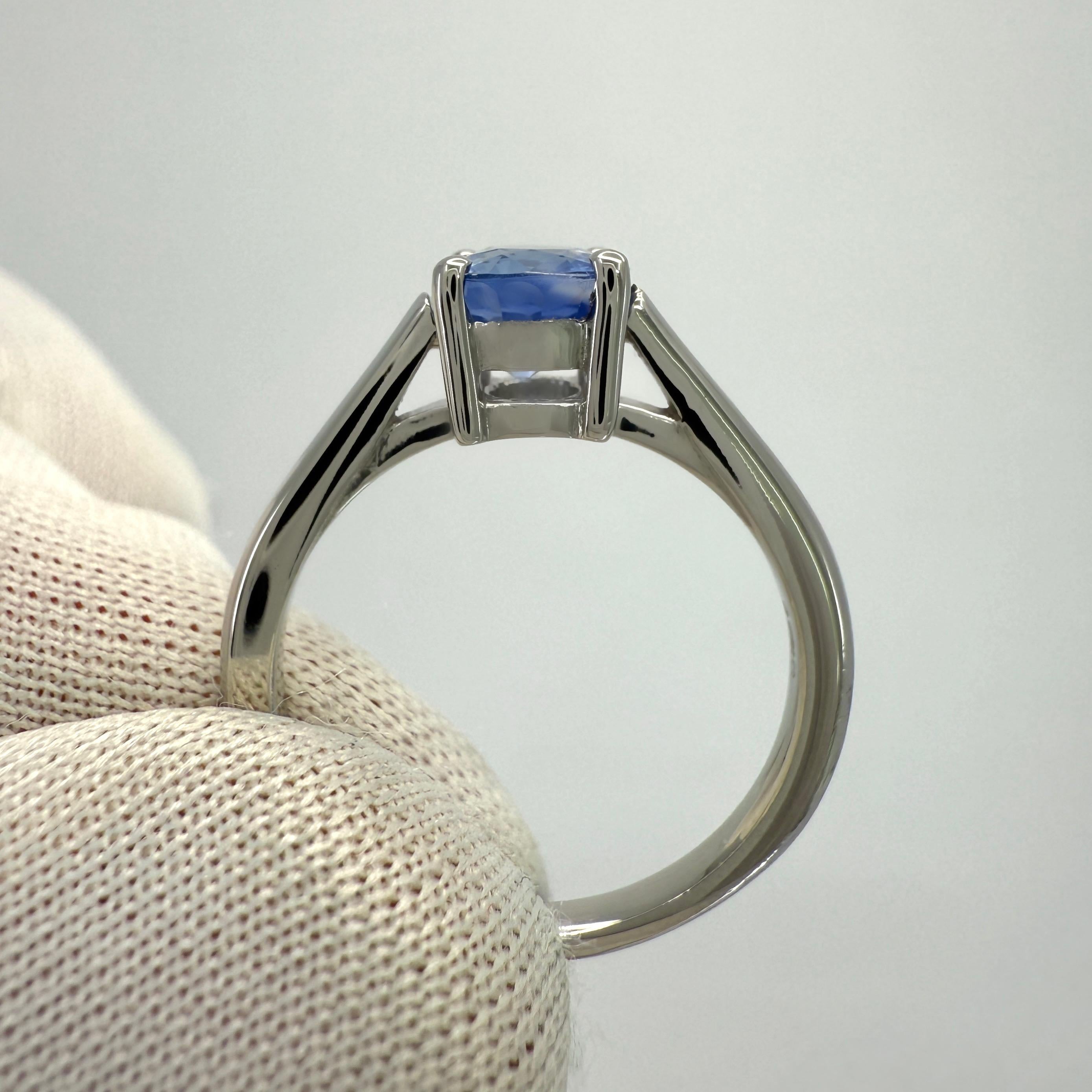 Zafiro de Ceilán azul vivo natural de 1,51 ct, talla oval 7x6 mm Anillo solitario de platino en venta 2