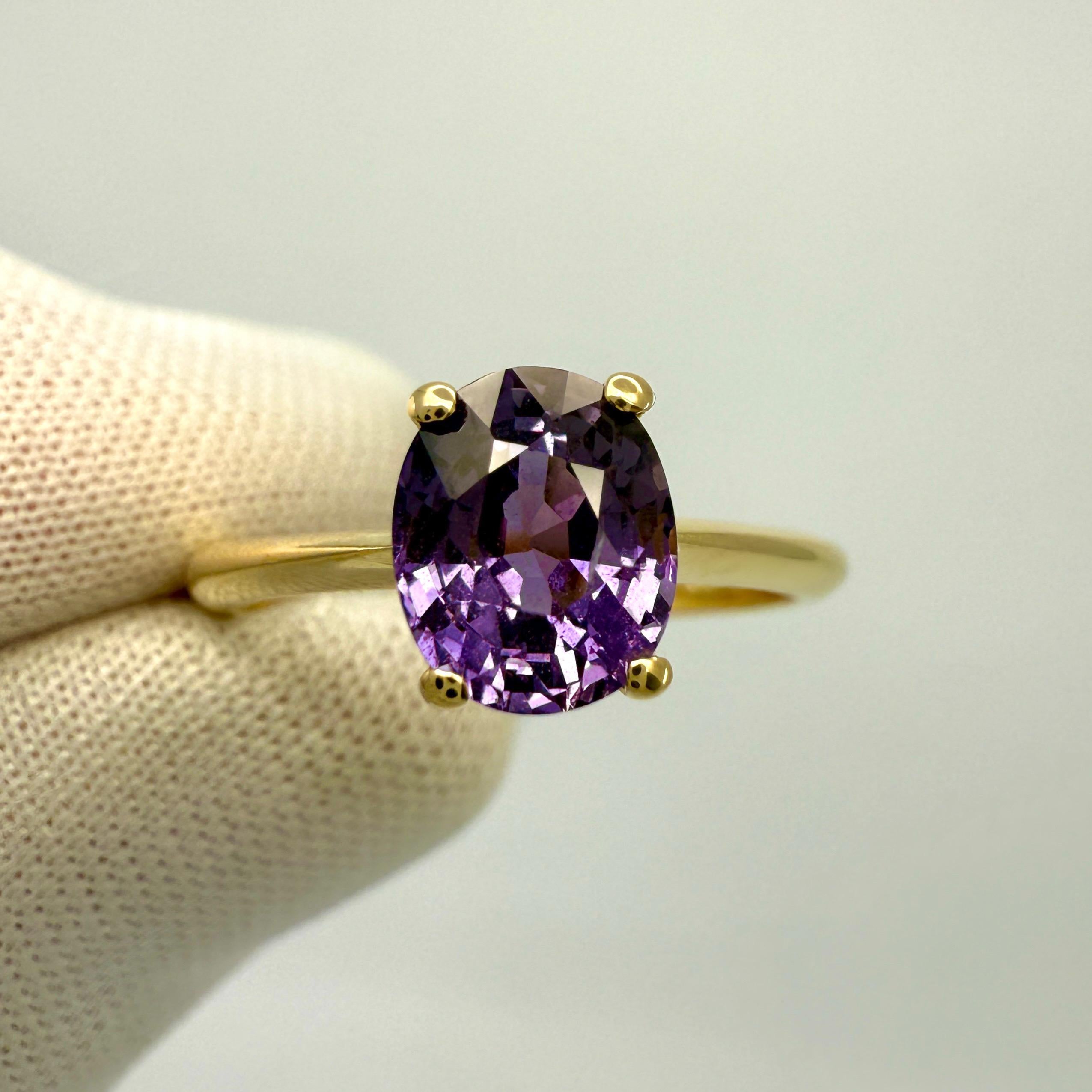 Bague solitaire en or jaune 18 carats, saphir naturel violet vif, taille ovale

Saphir naturel de 1,51 carat d'une étonnante couleur pourpre vif et d'une très bonne clarté. Pierre très propre. VS.
Il présente également une excellente taille ovale