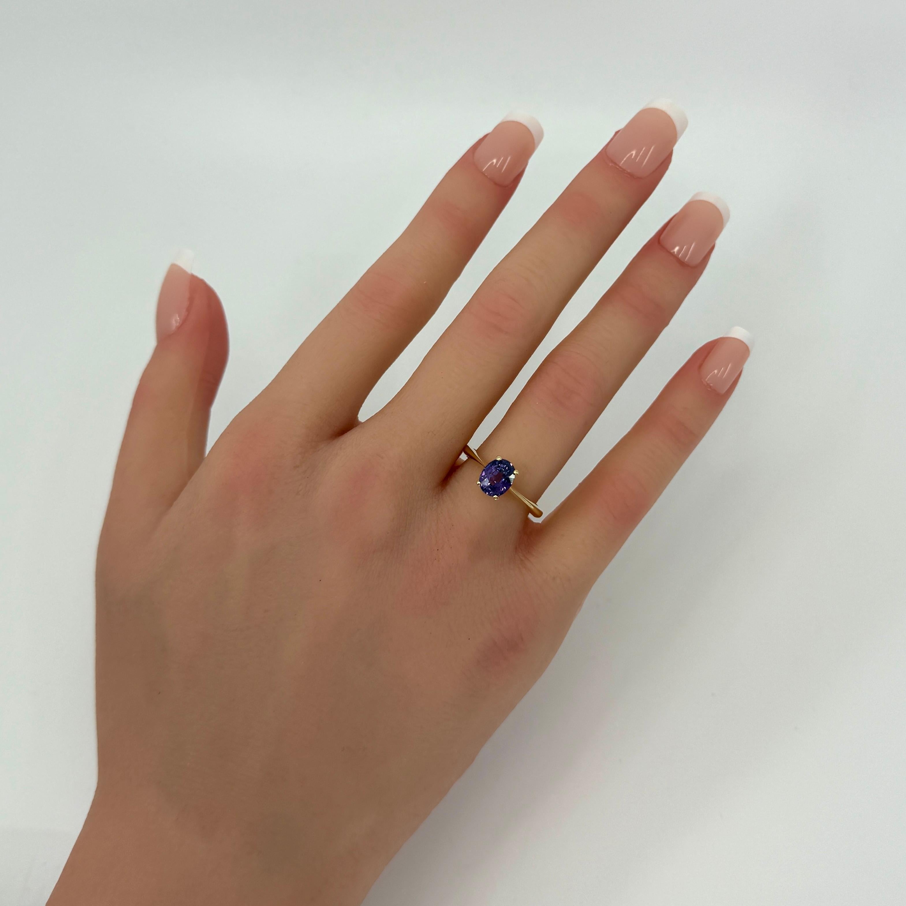 Nature 1.51ct Vivid Purple Sapphire Oval Cut 18k Yellow Gold Solitaire Ring en vente 2