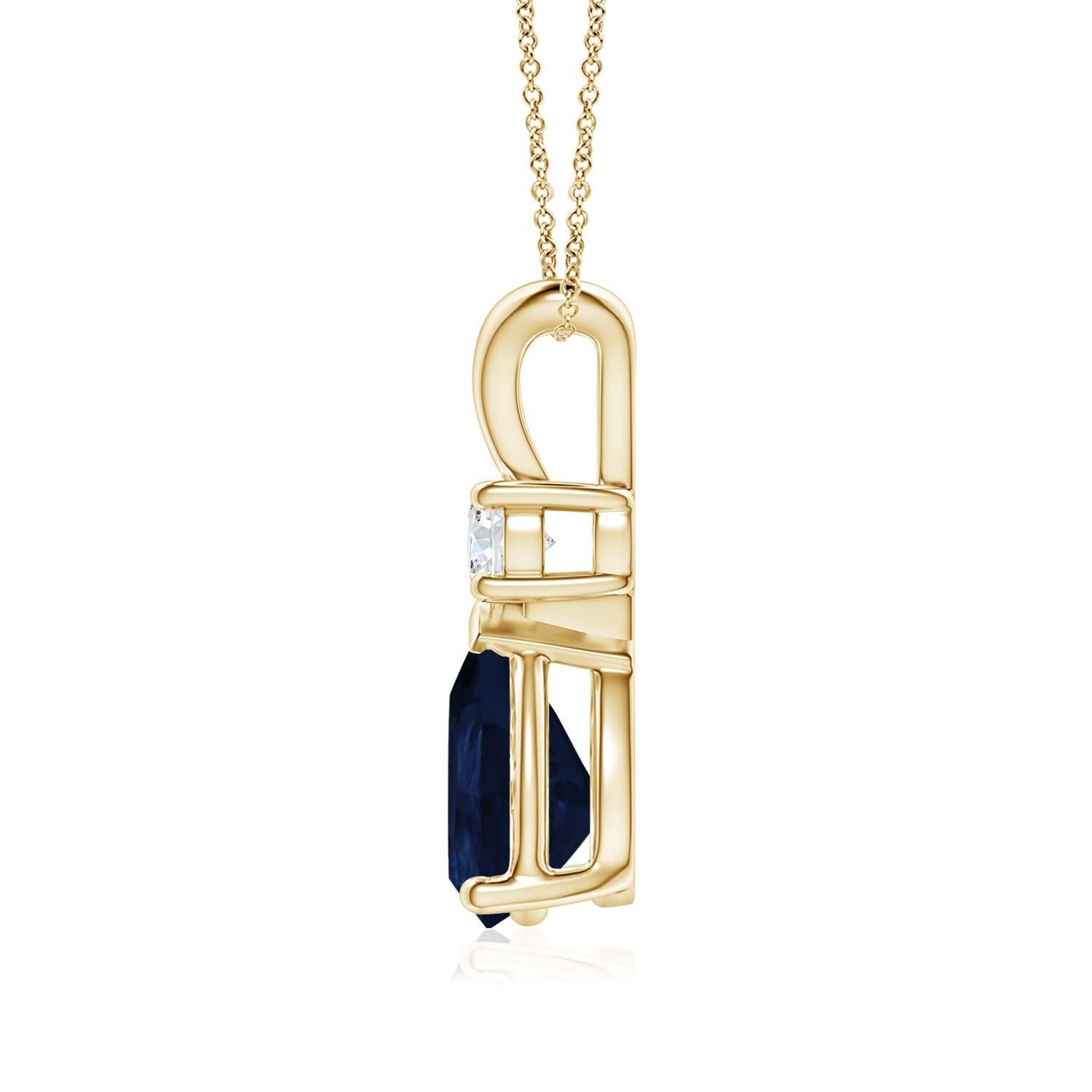 Ce pendentif solitaire classique est orné d'un saphir en forme de poire serti dans une monture à griffes. Un diamant rond brillant surmonte la pierre précieuse bleue, ce qui ajoute au charme du modèle. Simple mais séduisant, ce pendentif en saphir