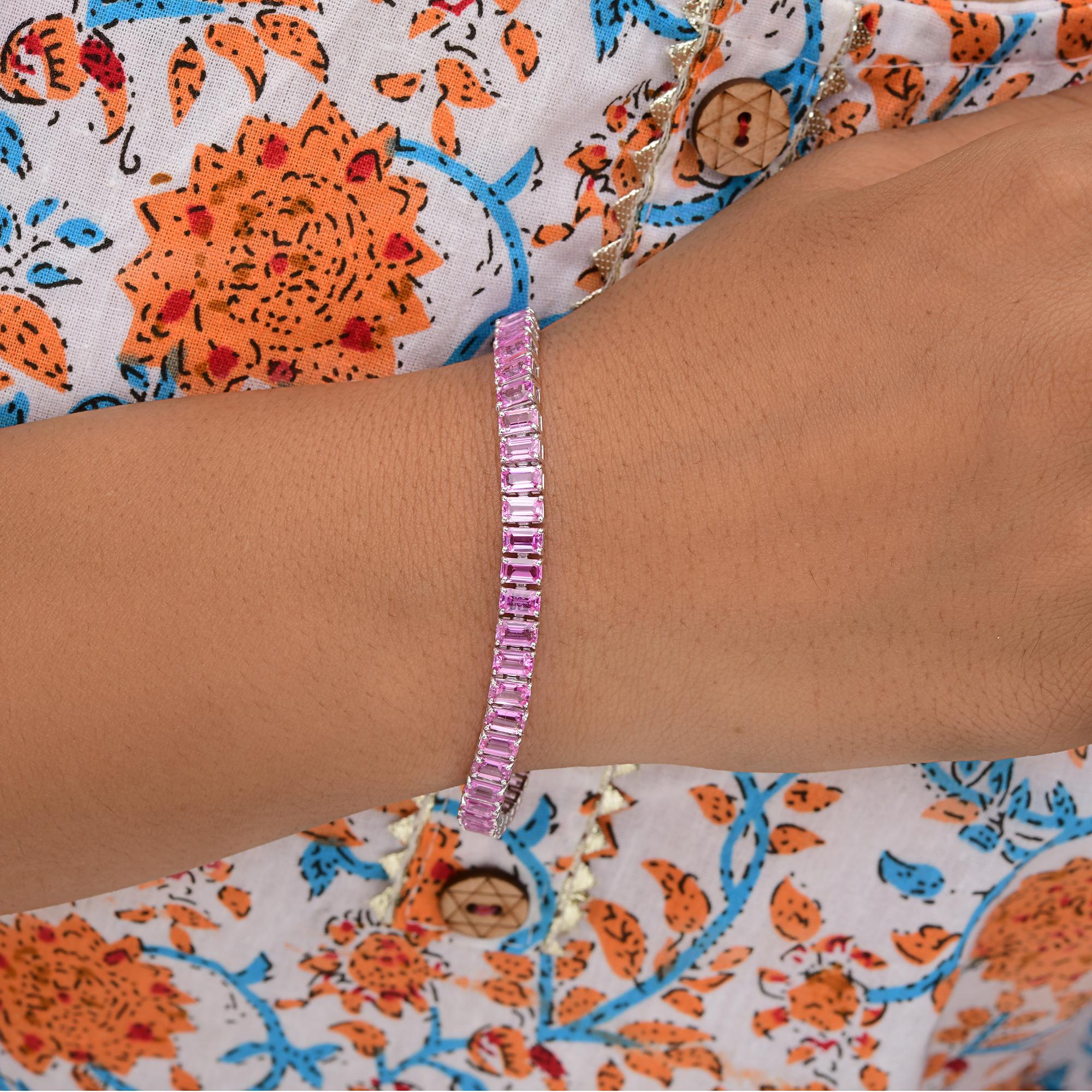 Bracelet raffiné en or blanc 18 carats avec saphir rose taille émeraude de 15,28 carats
Cette pièce à couper le souffle présente un saphir rose de taille émeraude serti en continu sur un bracelet de tennis.
Le saphir est censé renforcer les qualités