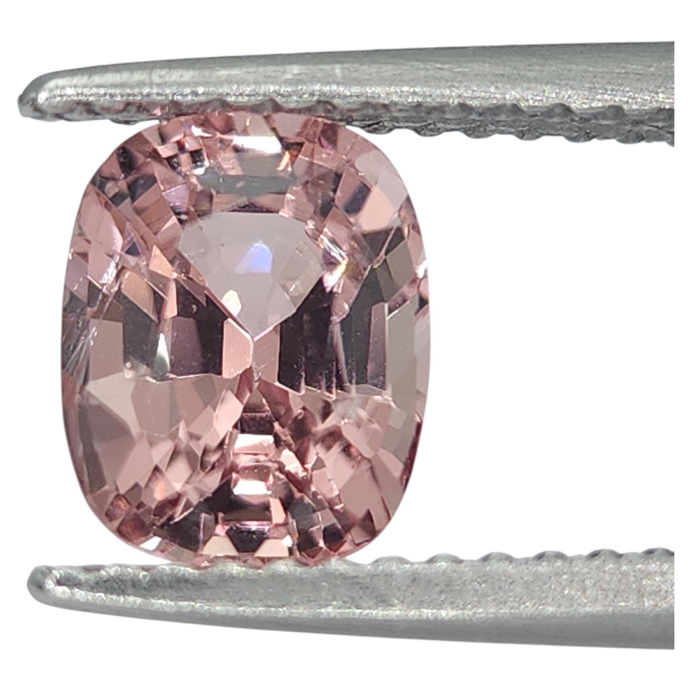Nature 1,55 carat Spinelle non chauffée de couleur pêche, pierre taillée en coussin