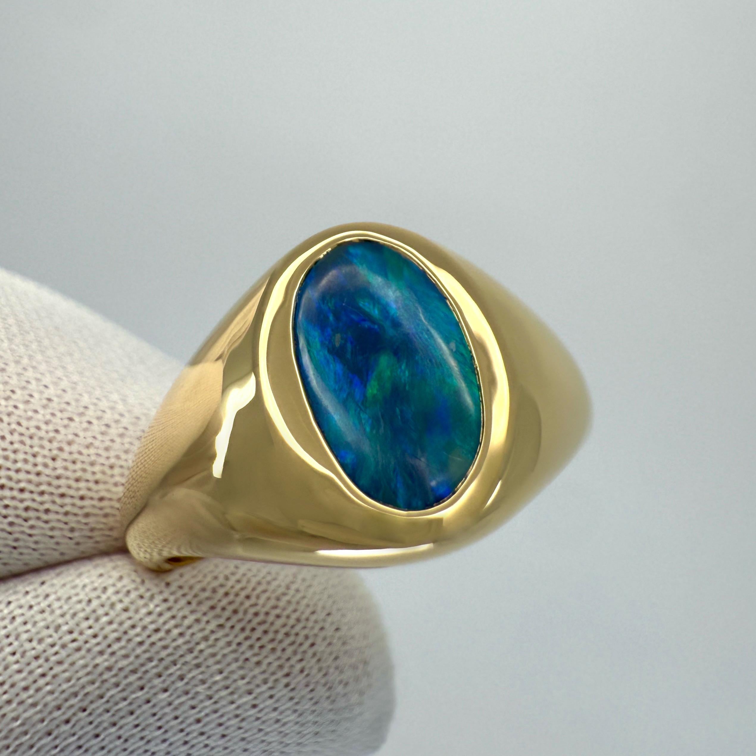 Taglio ovale Anello con sigillo ovale in oro giallo 18 carati con opale nero australiano da 1,56 ct. in vendita