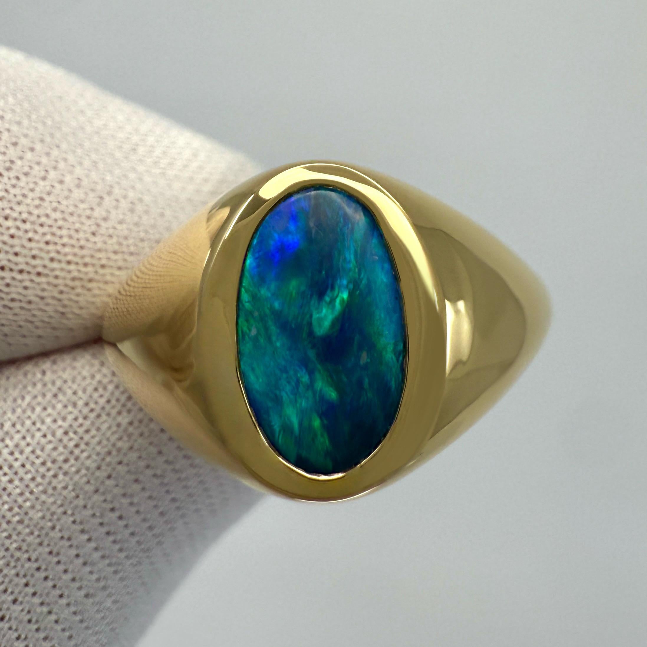 Anello con sigillo ovale in oro giallo 18 carati con opale nero australiano da 1,56 ct. In condizioni Nuovo in vendita a Birmingham, GB