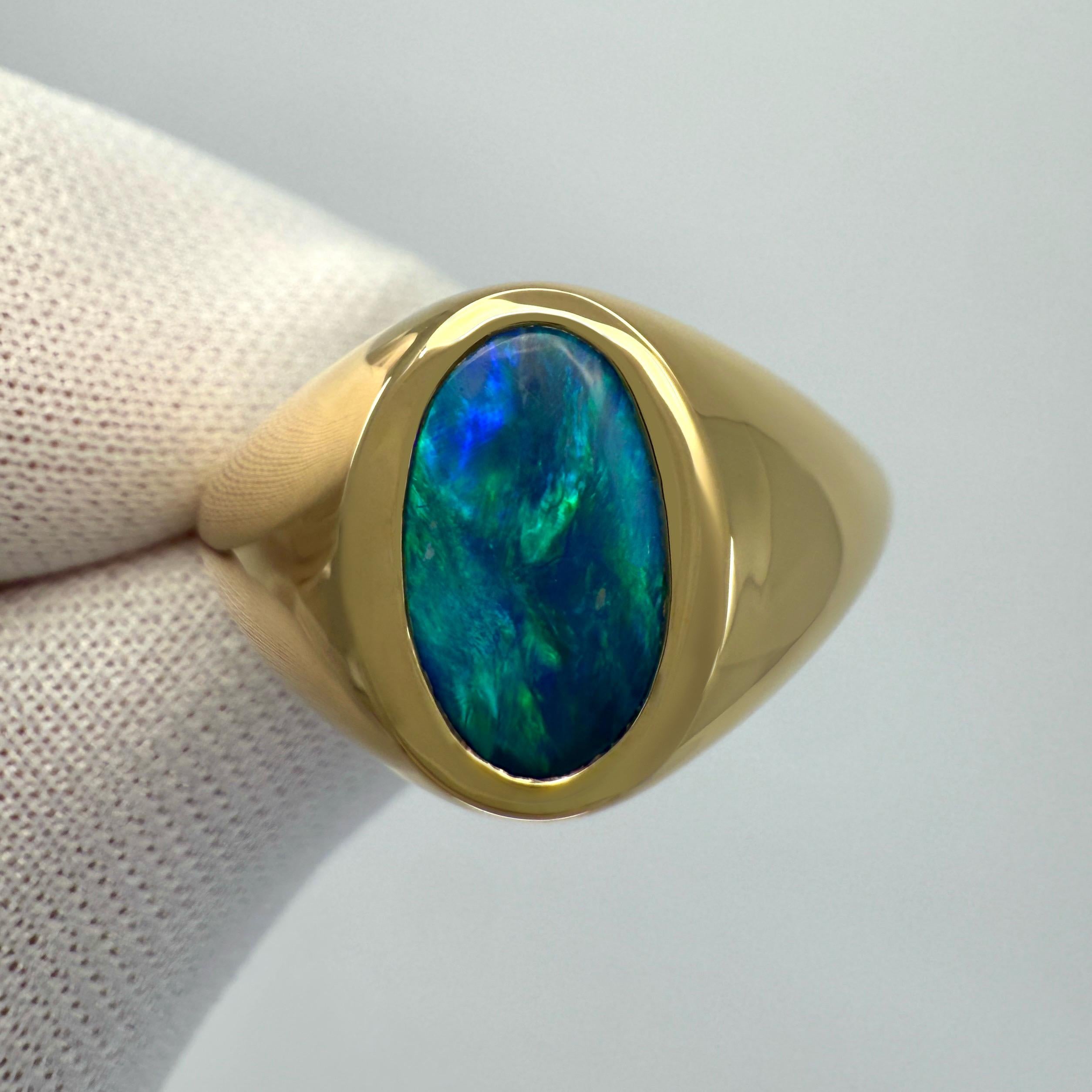 da uomo o donna Anello con sigillo ovale in oro giallo 18 carati con opale nero australiano da 1,56 ct. in vendita