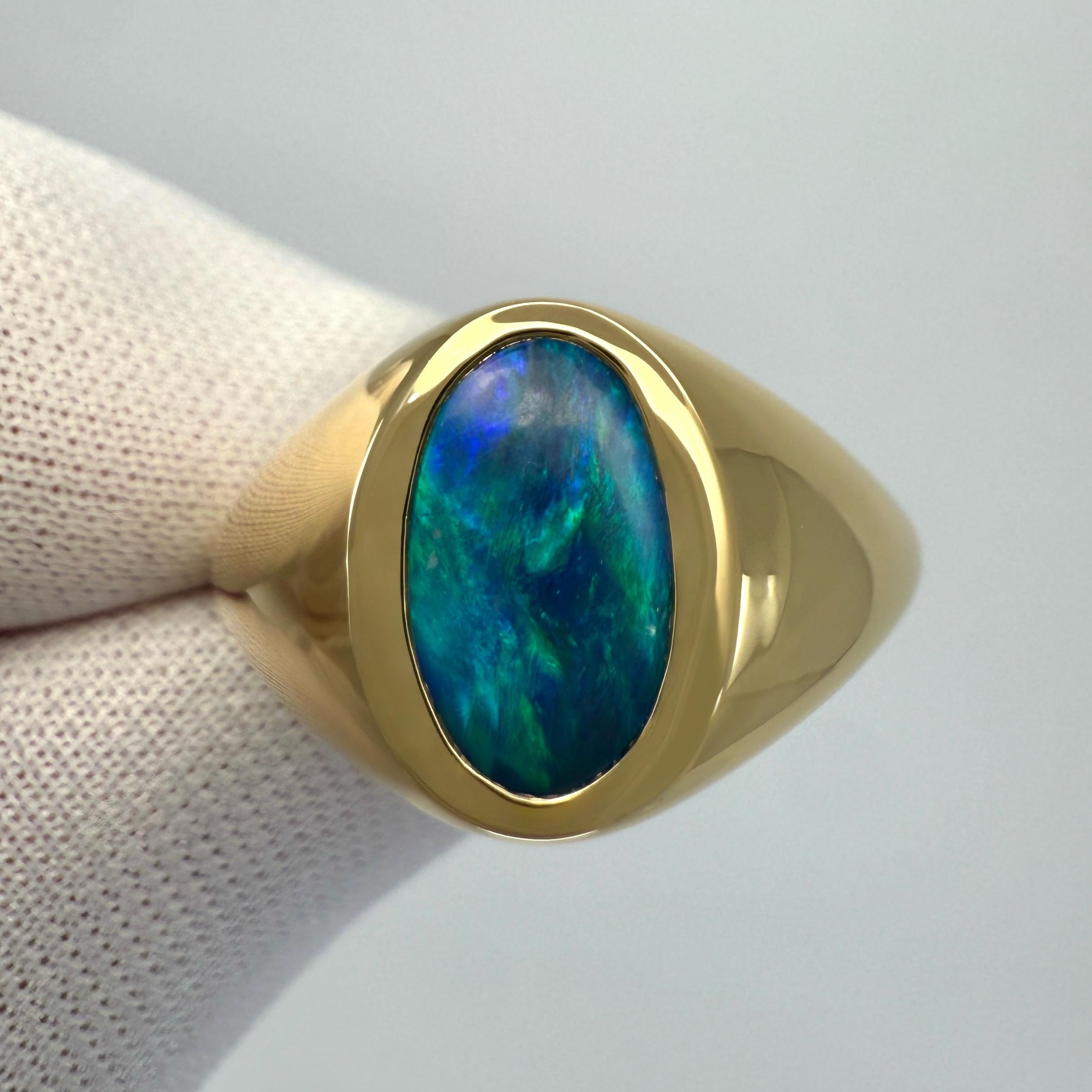 Anello con sigillo ovale in oro giallo 18 carati con opale nero australiano da 1,56 ct. in vendita 1