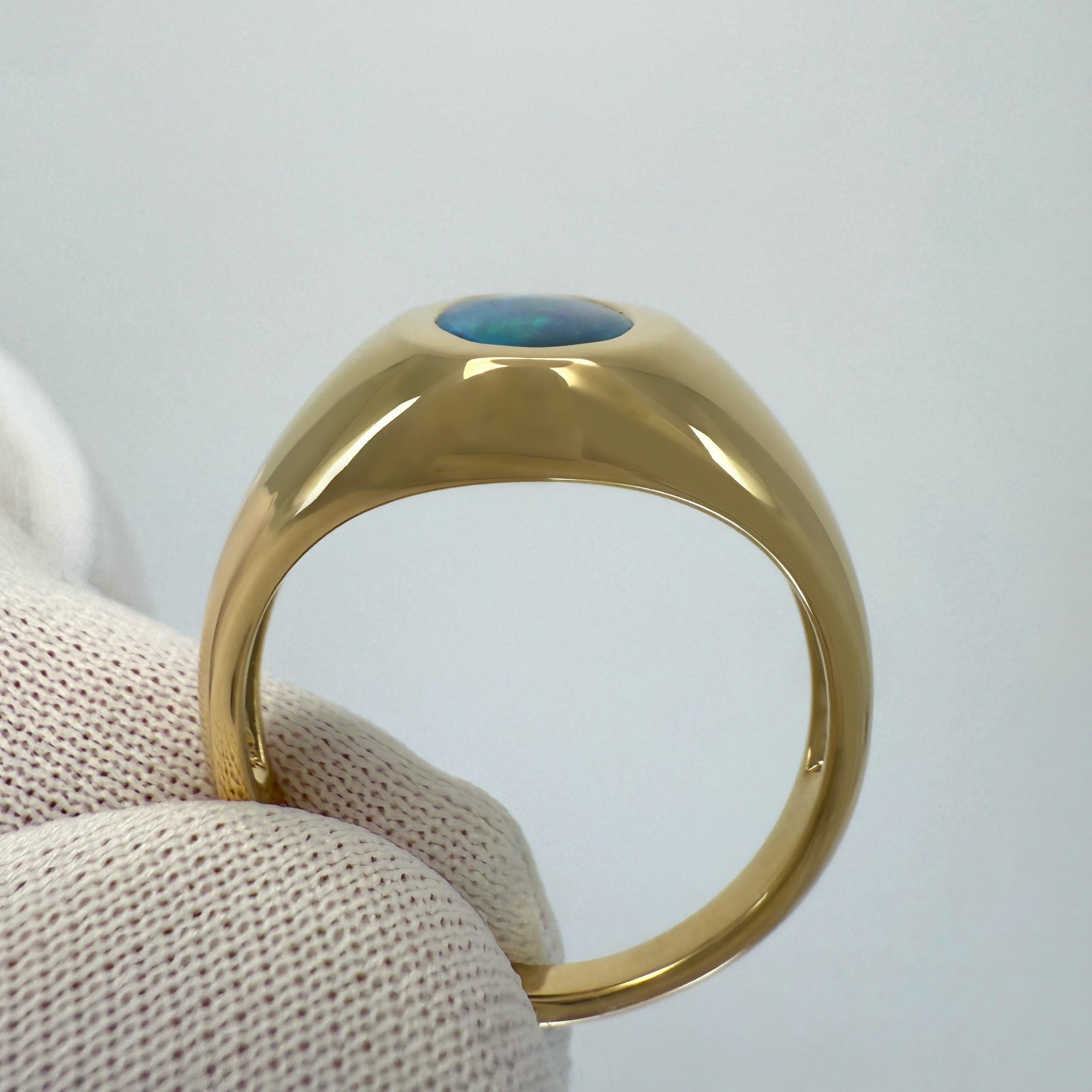 Anello con sigillo ovale in oro giallo 18 carati con opale nero australiano da 1,56 ct. in vendita 2