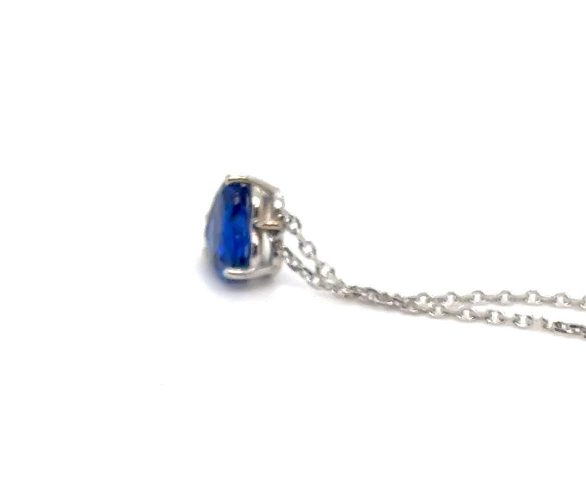 Natürliche 1,57 Karat blauer Saphir herzförmige Solitär-Halskette aus 14K  im Angebot 4