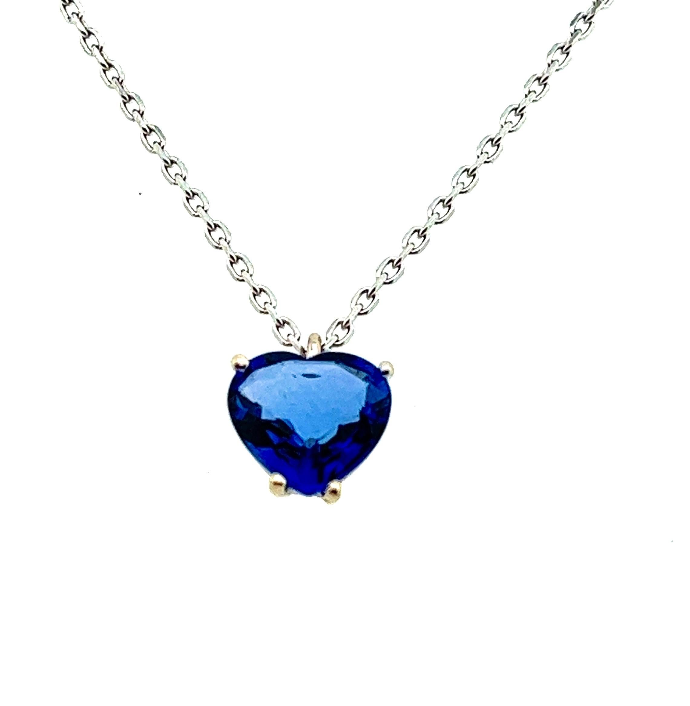 Natürliche 1,57 Karat blauer Saphir herzförmige Solitär-Halskette aus 14K  (Zeitgenössisch) im Angebot