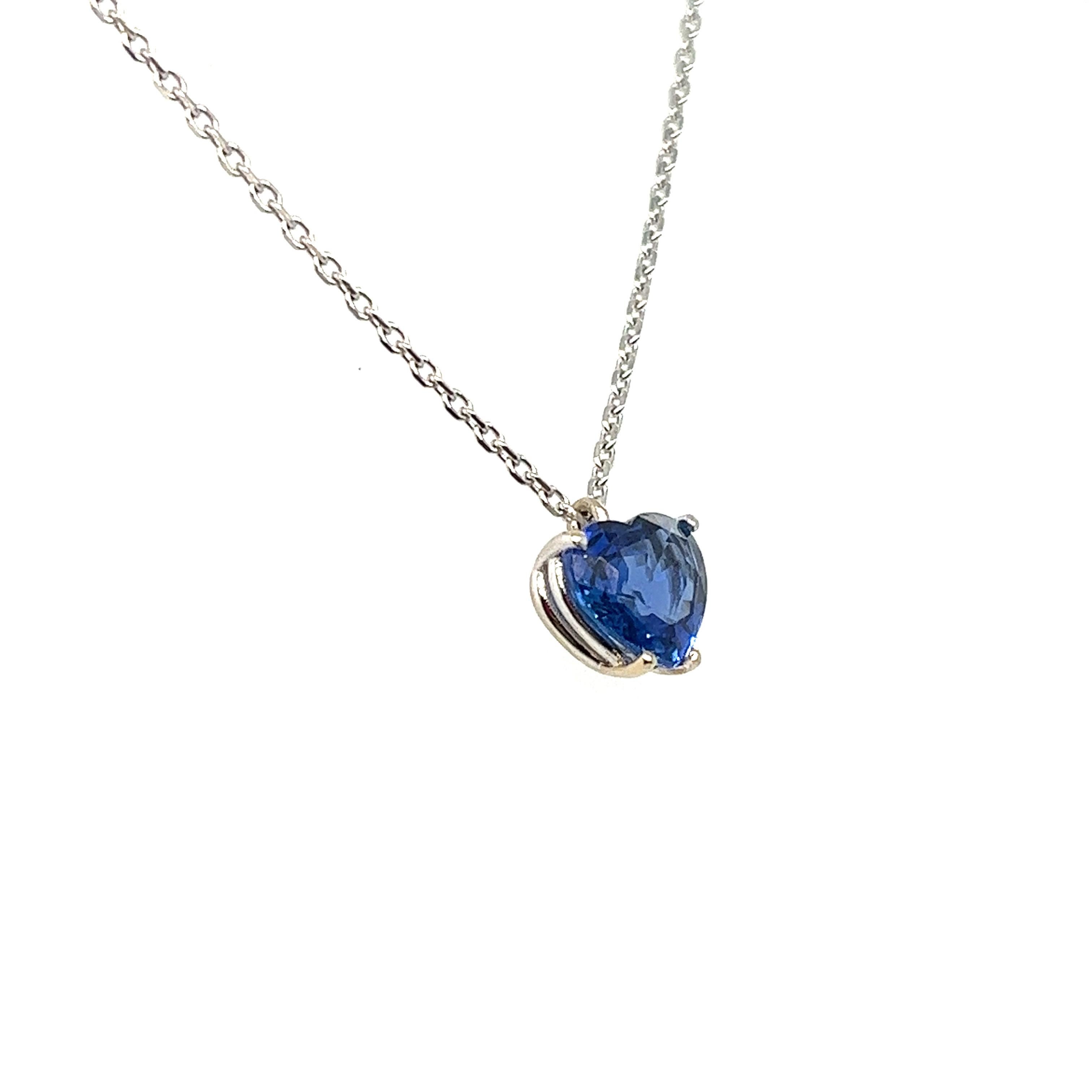 Natürliche 1,57 Karat blauer Saphir herzförmige Solitär-Halskette aus 14K  (Herzschliff) im Angebot
