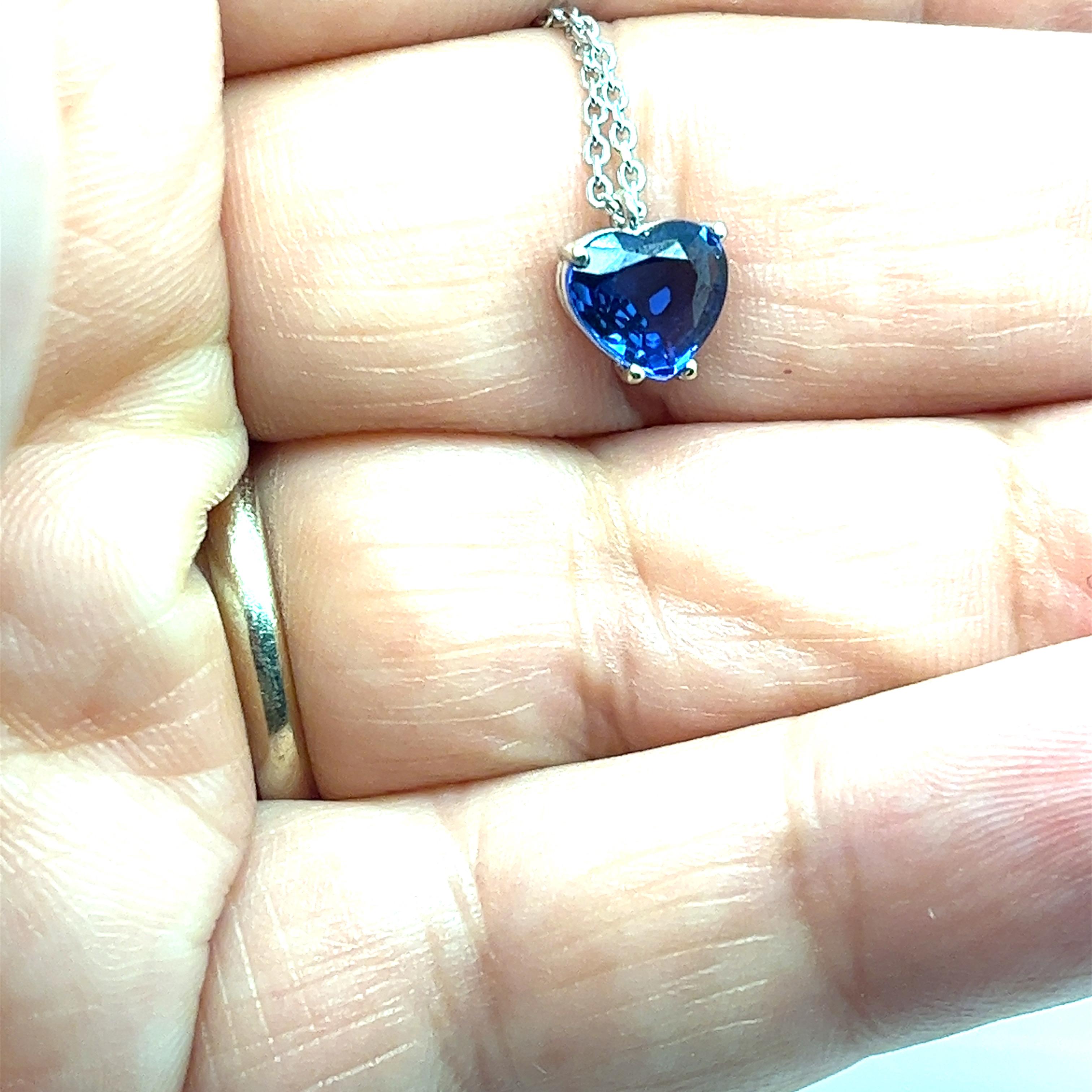 Natürliche 1,57 Karat blauer Saphir herzförmige Solitär-Halskette aus 14K  im Zustand „Hervorragend“ im Angebot in Miami, FL