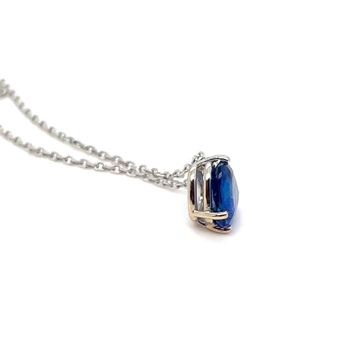 Natürliche 1,57 Karat blauer Saphir herzförmige Solitär-Halskette aus 14K  Damen im Angebot