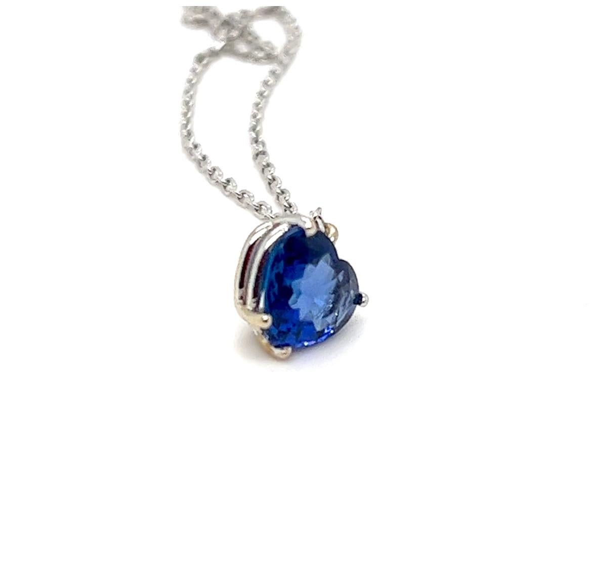 Natürliche 1,57 Karat blauer Saphir herzförmige Solitär-Halskette aus 14K  im Angebot 1