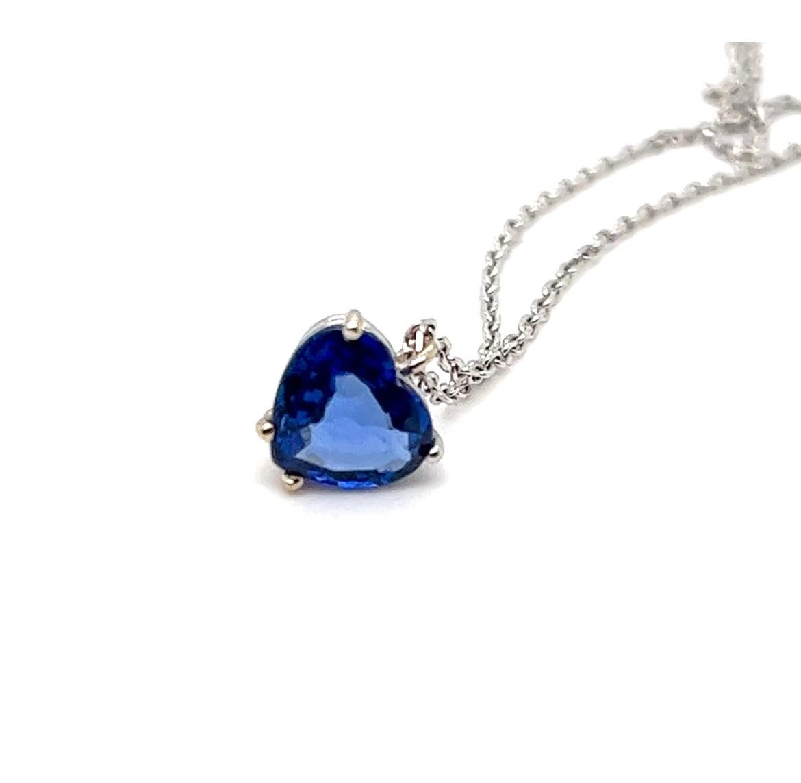 Natürliche 1,57 Karat blauer Saphir herzförmige Solitär-Halskette aus 14K  im Angebot 2