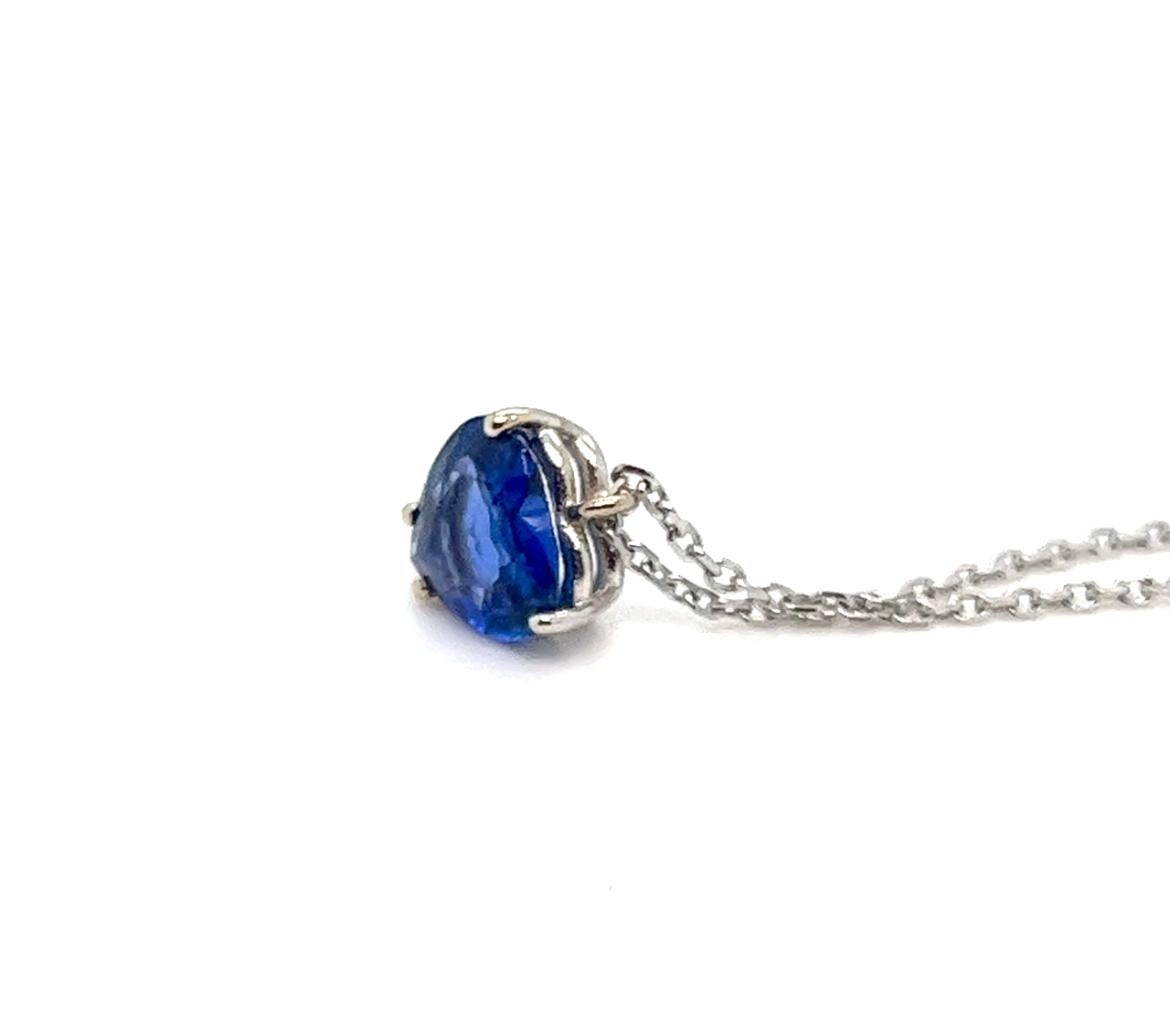 Natürliche 1,57 Karat blauer Saphir herzförmige Solitär-Halskette aus 14K  im Angebot 3