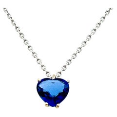 Collier solitaire en forme de cœur en or 14 carats avec saphir bleu naturel de 1,57 carat 