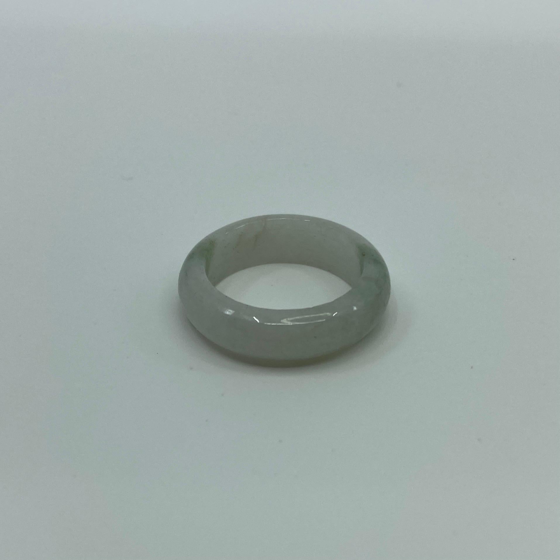 Round Cut Natural 15.70 Carat Light Mottled Green Jadeite Jade Ring Size M