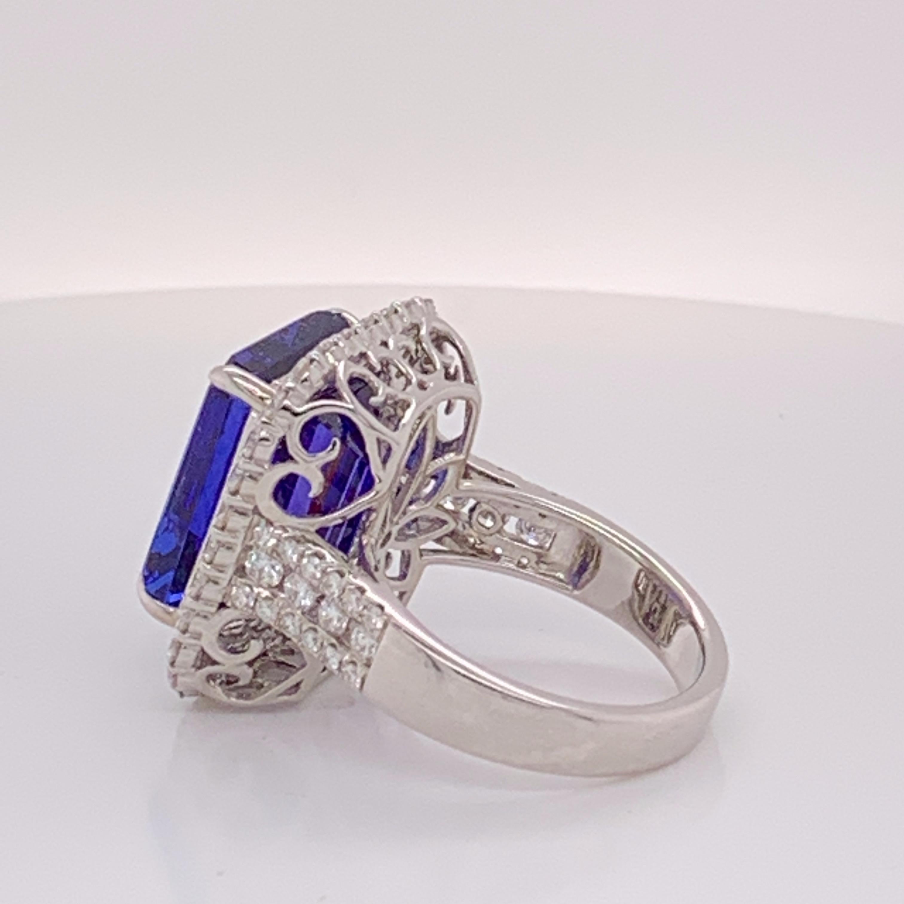 Contemporary Natural 15.83 Carat Tanzanite and Diamonds Ring For Sale
