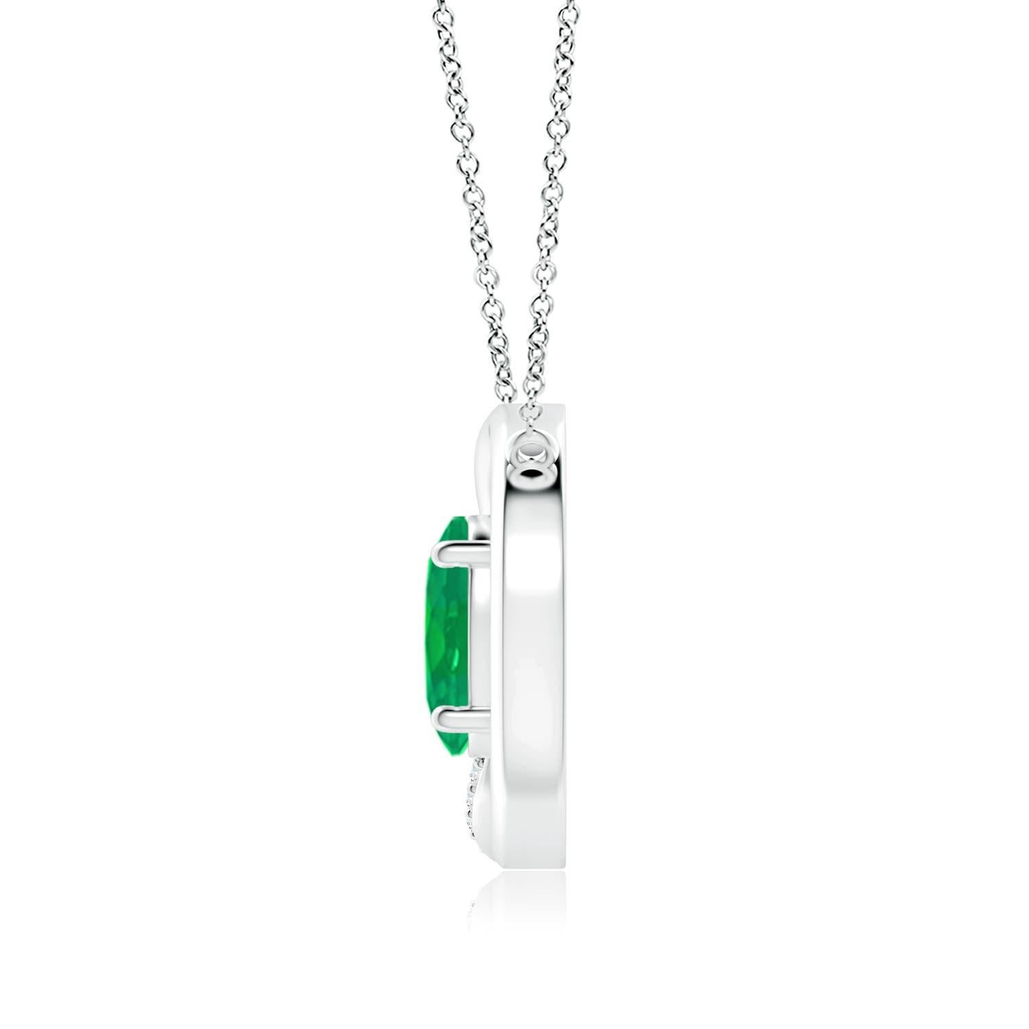 Caratterizzata da cerchi intrecciati, questa collana con ciondolo a forma di smeraldo lascia il segno. Al centro del design si trova uno smeraldo ovale incastonato che affascina con il suo vivace vigore. Uno dei due cerchi di questa collana a cerchi