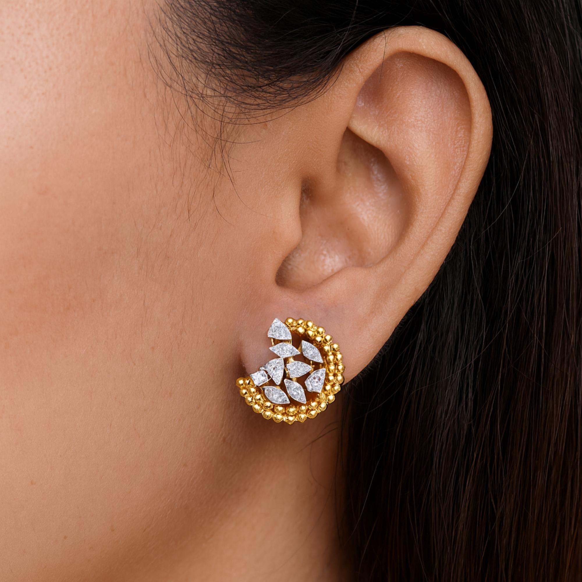 Nature 1.6 Carat Diamond 18 Karat Yellow Gold Crescent Clip-On Earrings Jewelry 
Le design présente une magnifique grappe de diamants marquise et poire brillants, entourée d'une bordure perlée en or texturé, formant un doux tourbillon en forme de