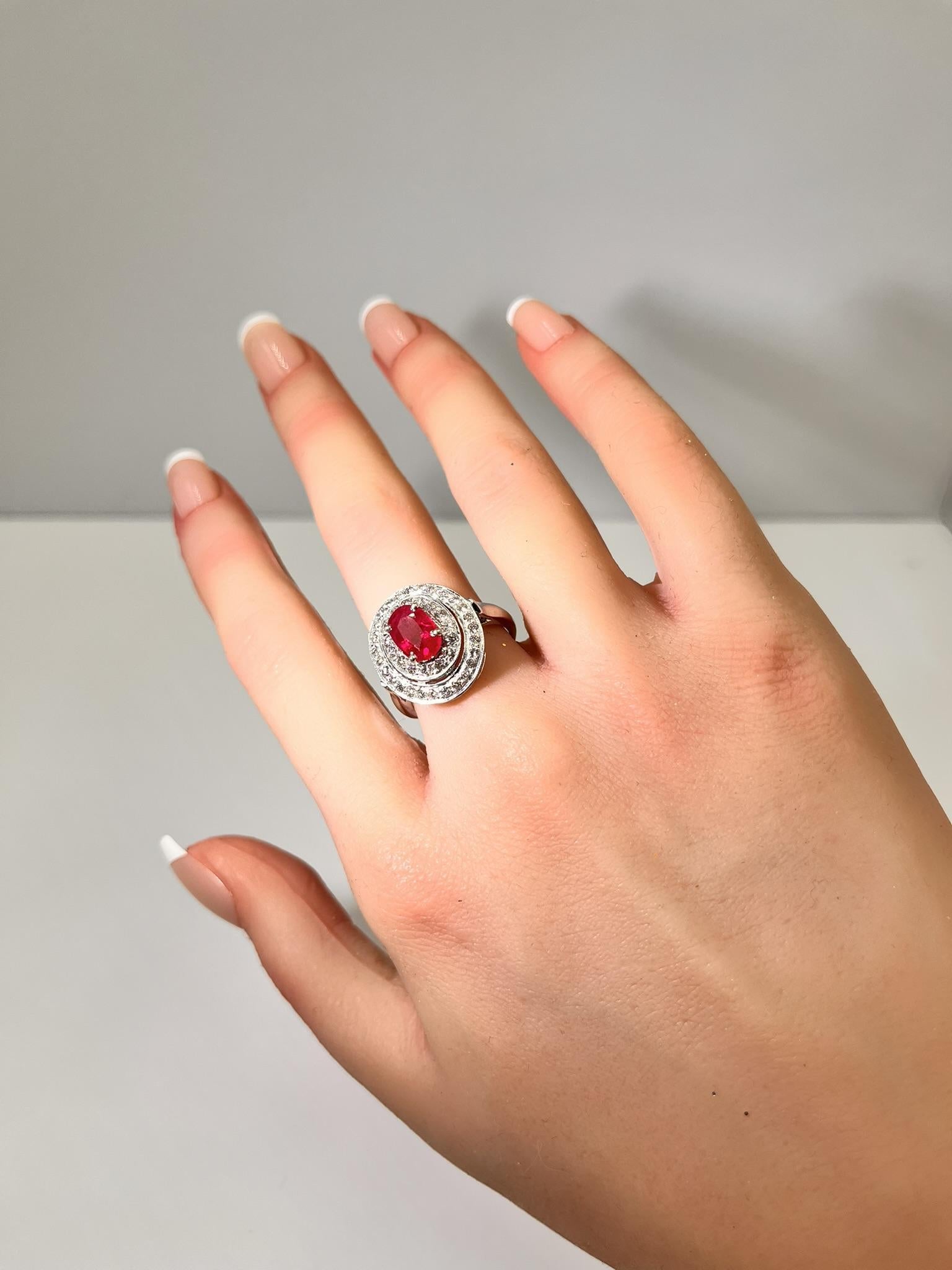 Natürlicher 1,6 Karat Rubin und Diamant Halo 18K Gold  Ring im Angebot 5