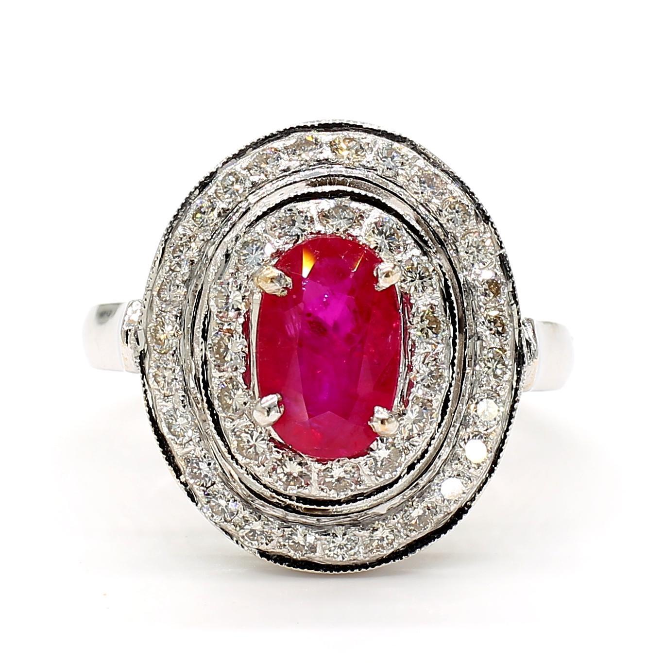 Dieser atemberaubende Ring besticht durch einen ovalen Rubin von 1,6 Karat, der in einem satten Rotton erstrahlt. Der Rubin ist elegant von einem Halo aus runden Diamanten von insgesamt 0,8 Karat mit einer Reinheit von VS2 und einem Farbgrad von F