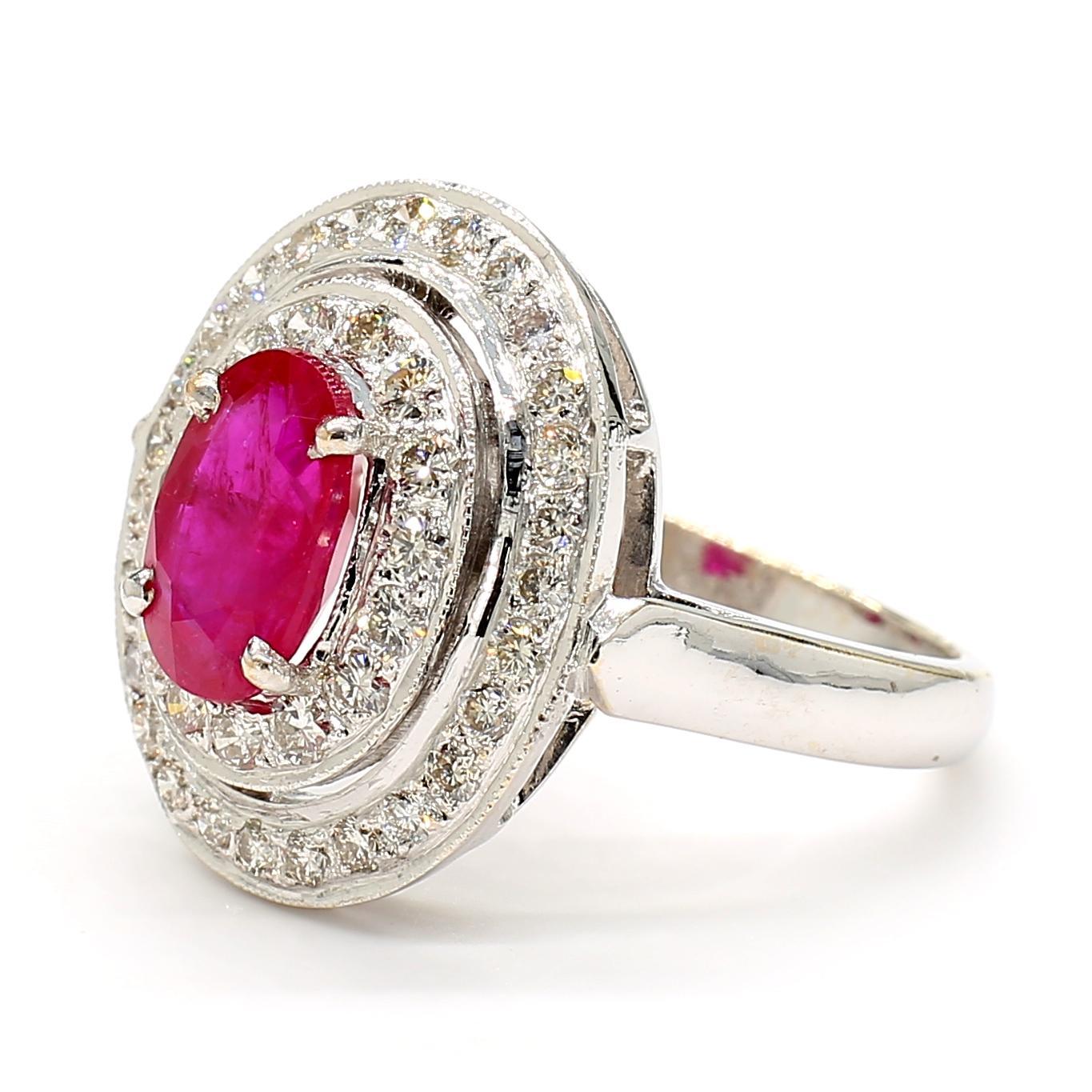 Natürlicher 1,6 Karat Rubin und Diamant Halo 18K Gold  Ring (Ovalschliff) im Angebot
