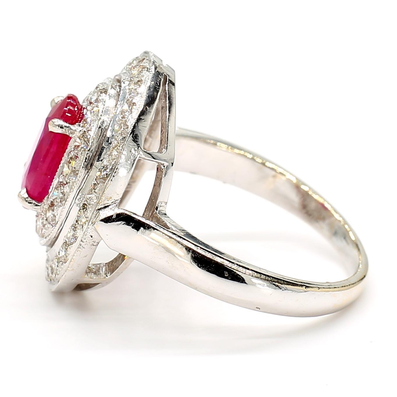 Natürlicher 1,6 Karat Rubin und Diamant Halo 18K Gold  Ring im Zustand „Gut“ im Angebot in New York, NY