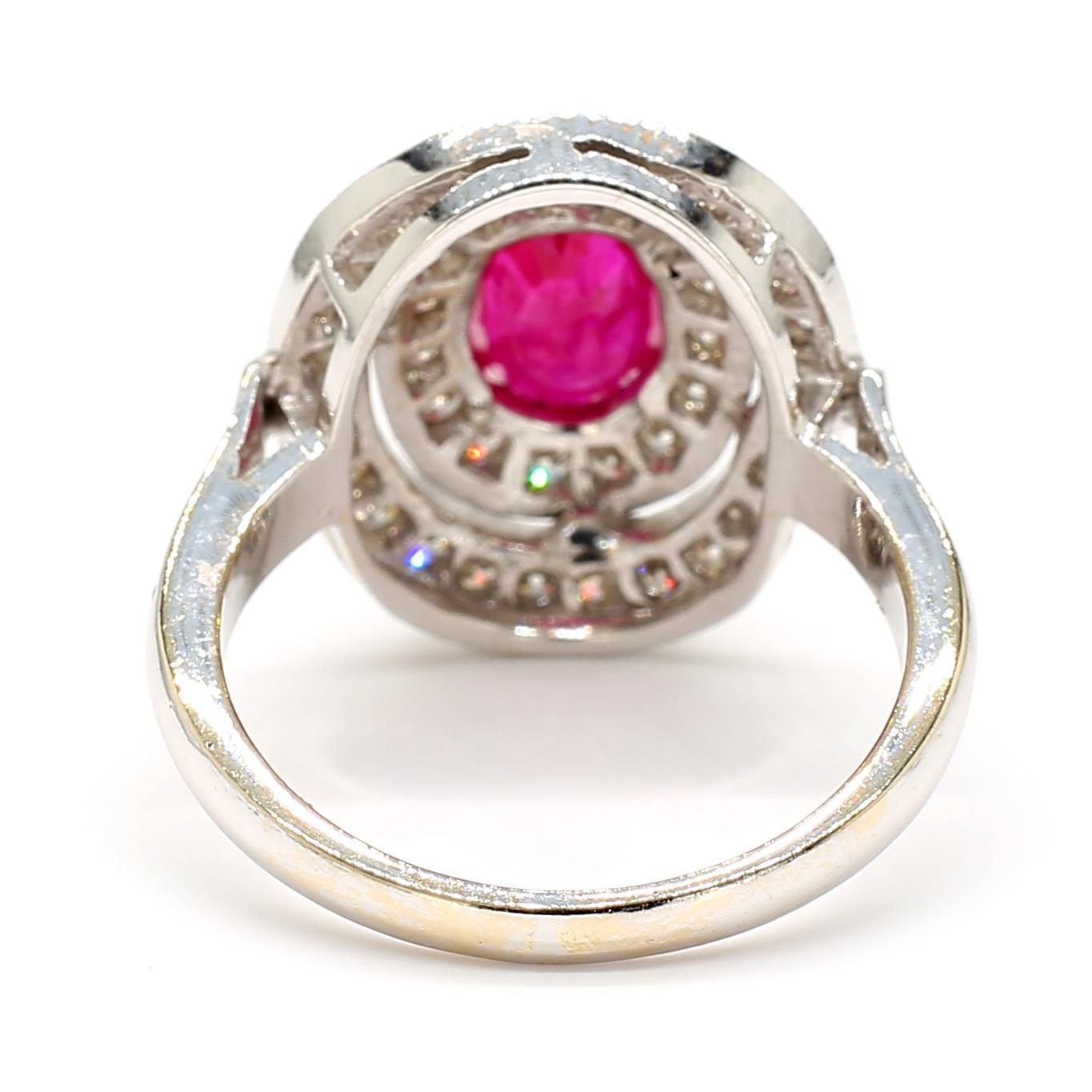 Natürlicher 1,6 Karat Rubin und Diamant Halo 18K Gold  Ring im Angebot 1