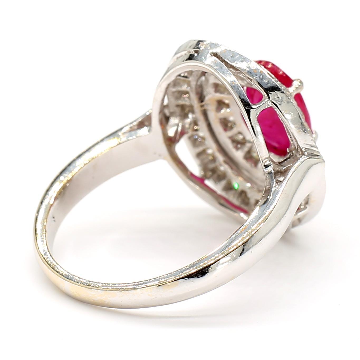 Natürlicher 1,6 Karat Rubin und Diamant Halo 18K Gold  Ring im Angebot 2