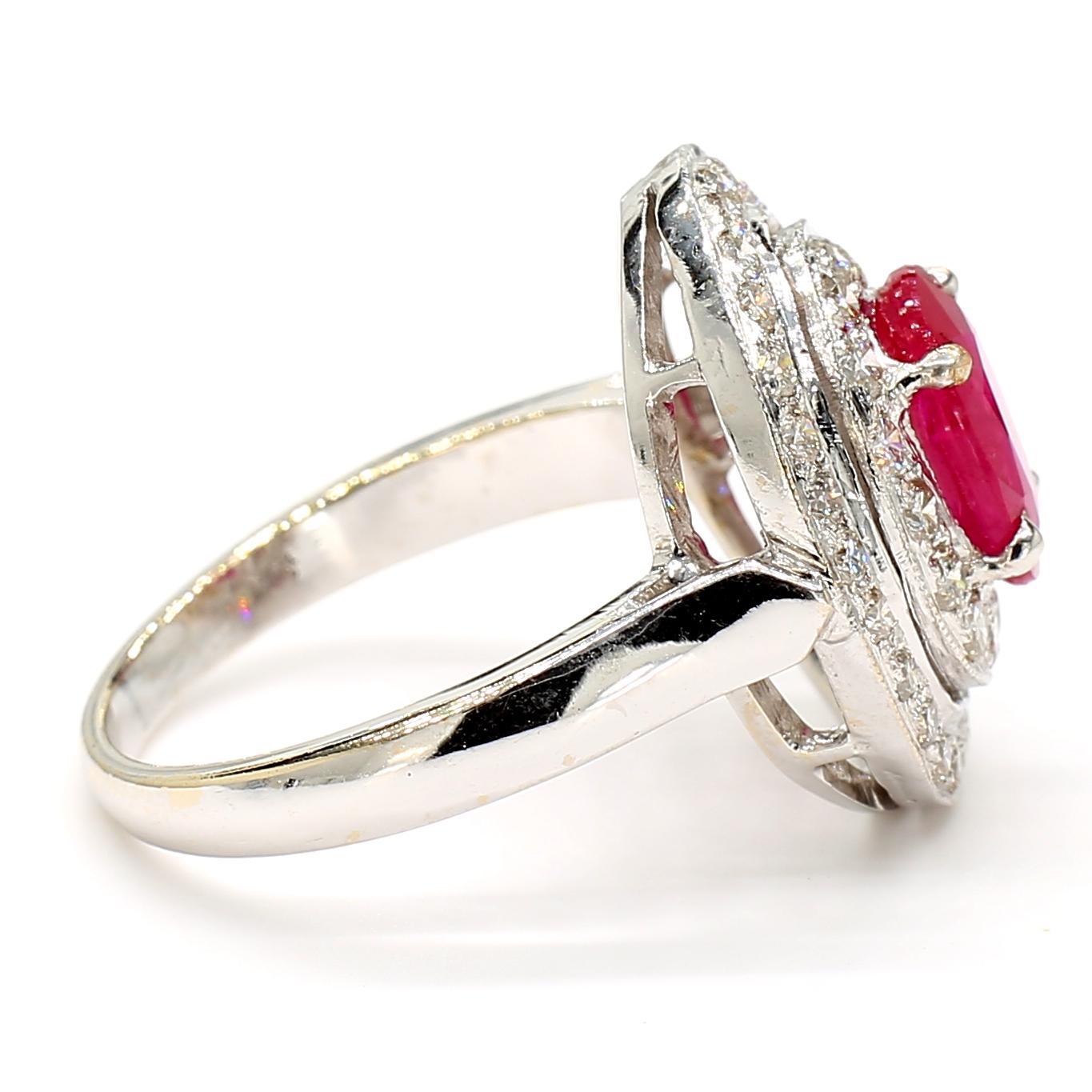 Natürlicher 1,6 Karat Rubin und Diamant Halo 18K Gold  Ring im Angebot 3