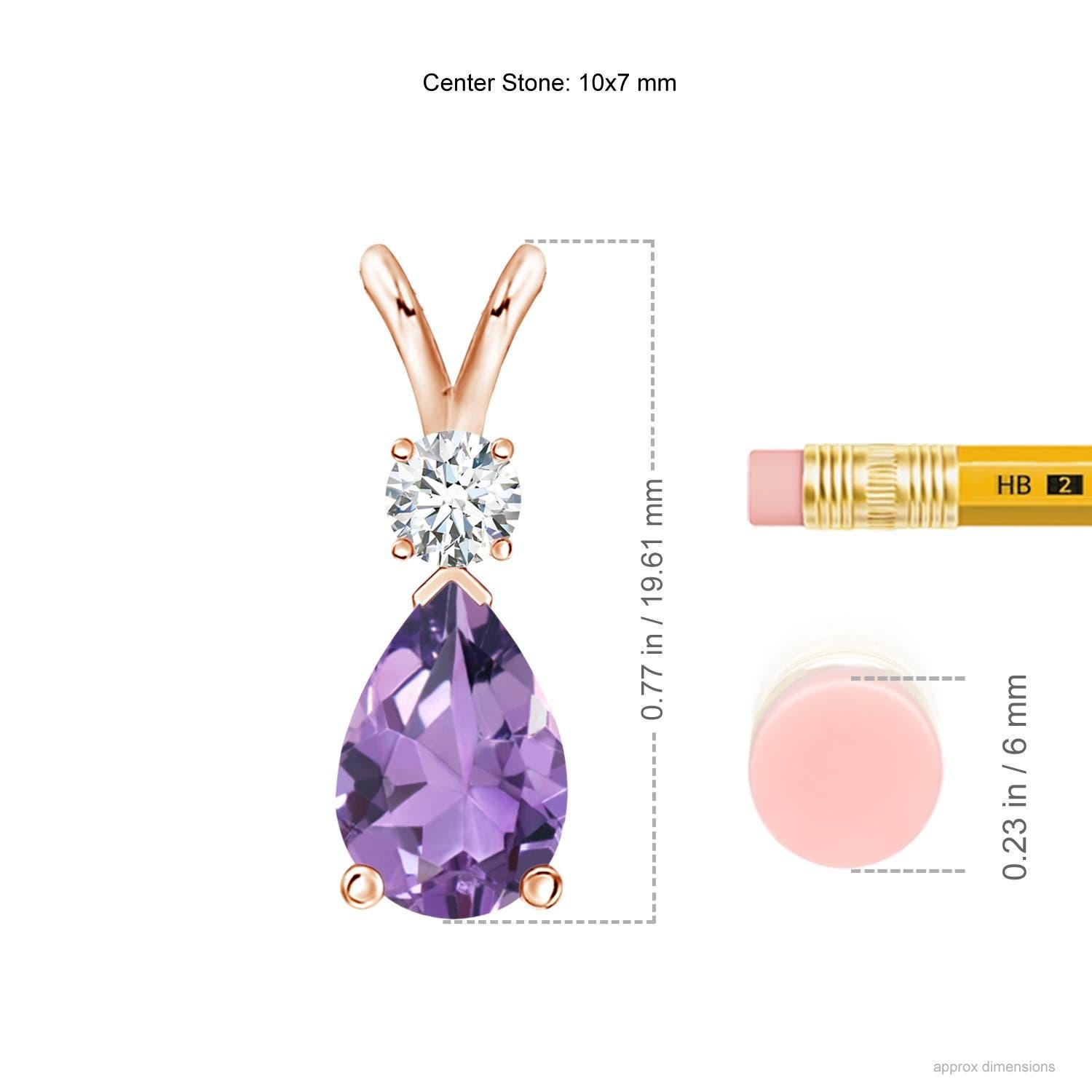 Une améthyste violette profonde en forme de poire est fixée dans une monture à griffes et agrémentée d'un diamant sur le dessus. Simple mais éblouissant, ce pendentif en améthyste en forme de larme avec une balle en V est sculpté dans de l'or rose
