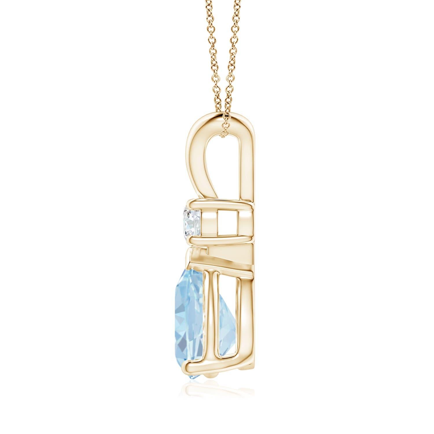 Ce pendentif solitaire classique est orné d'une aigue-marine en forme de poire, sertie dans une monture à griffes. Un diamant rayonnant surmonte la pierre précieuse bleu pastel, ajoutant à l'éclat du modèle. Réalisé en or jaune 18 carats, ce