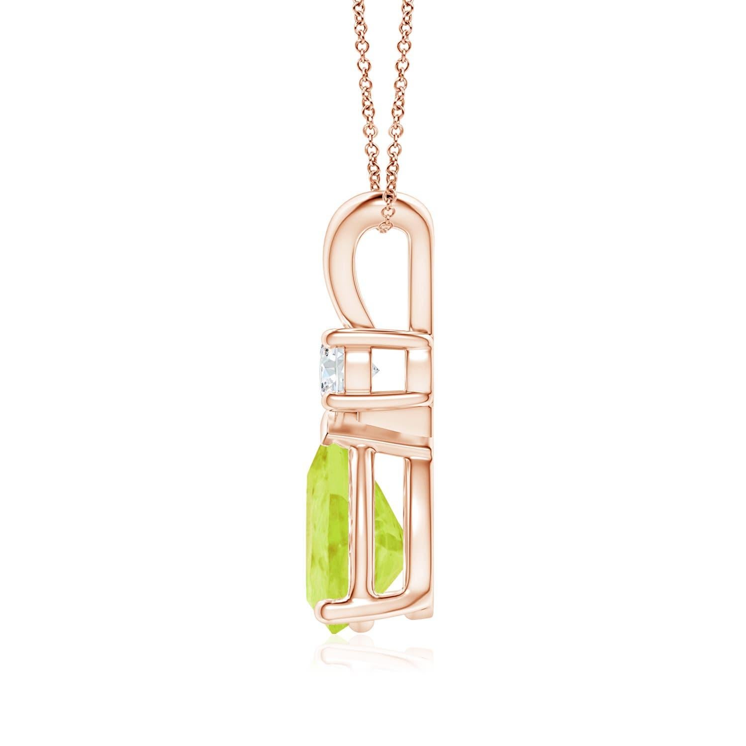 Ce pendentif solitaire classique est orné d'un péridot en forme de poire, serti dans une monture à griffes. Un diamant rond étincelant est posé sur la pierre précieuse vert terre, ce qui ajoute à l'attrait du modèle. Ce pendentif en péridot en or