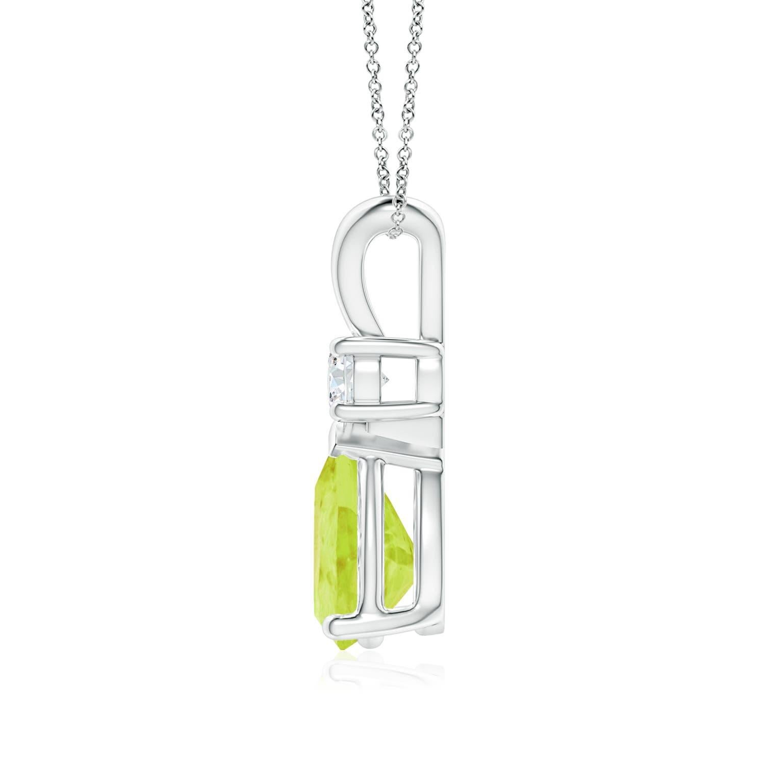 Questo classico ciondolo solitario presenta un peridoto a forma di pera, incastonato in una montatura a griffe. Un diamante rotondo scintillante si trova in cima alla gemma verde terra che aggiunge fascino al design. Questo ciondolo con peridoto in