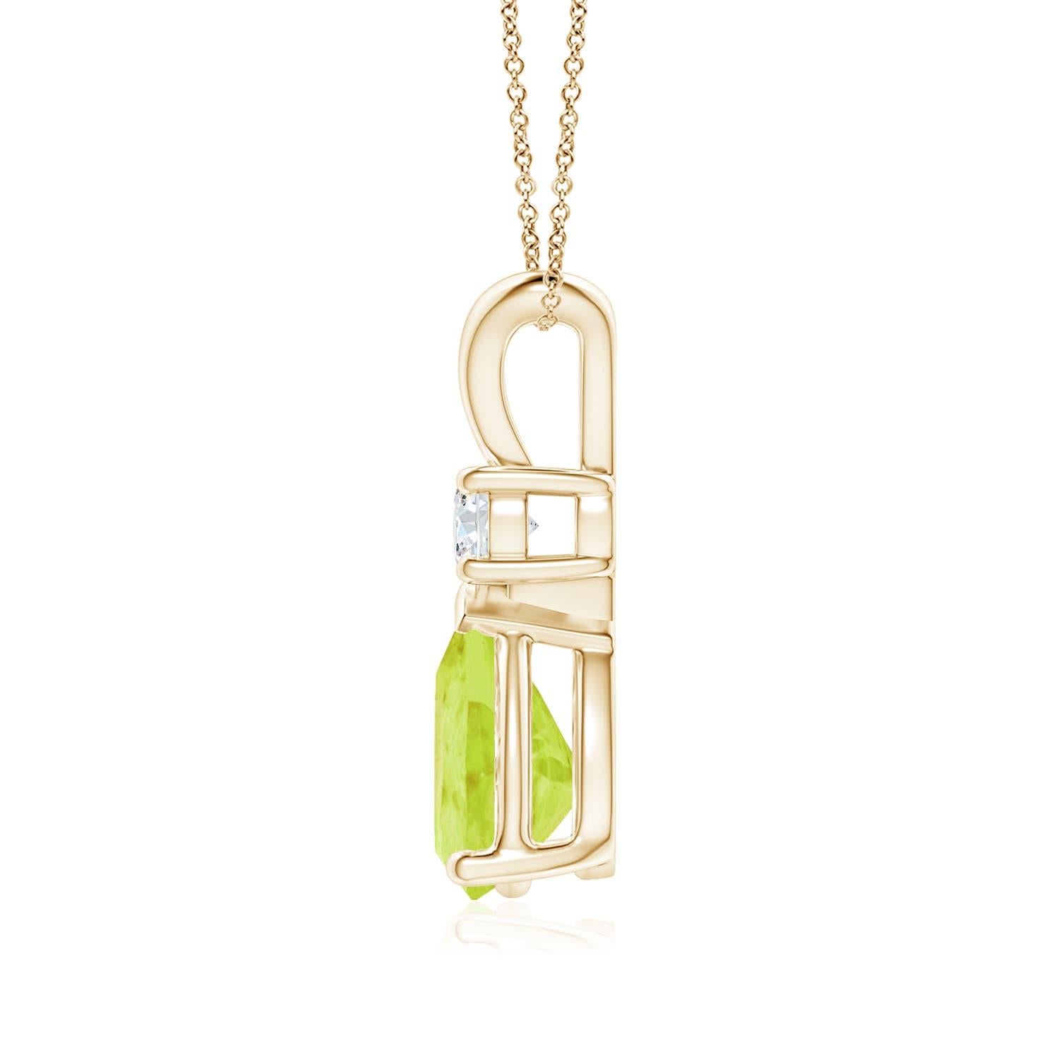 Ce pendentif solitaire classique est orné d'un péridot en forme de poire, serti dans une monture à griffes. Un diamant rond étincelant est posé sur la pierre précieuse vert terre, ce qui ajoute à l'attrait du modèle. Ce pendentif en péridot en or