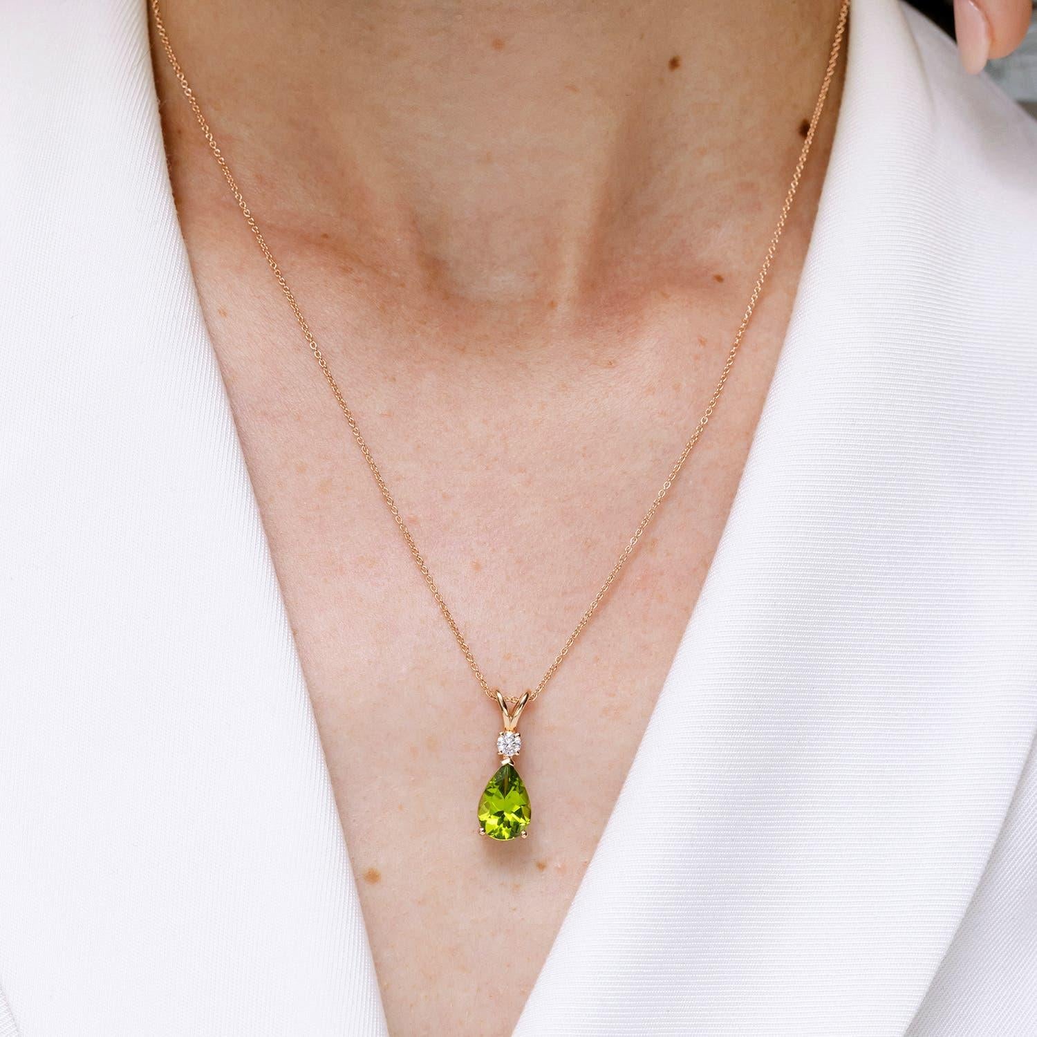 Pendentif en or jaune 14K en forme de goutte de péridot naturel de 1,6 ct avec diamant Pour femmes en vente
