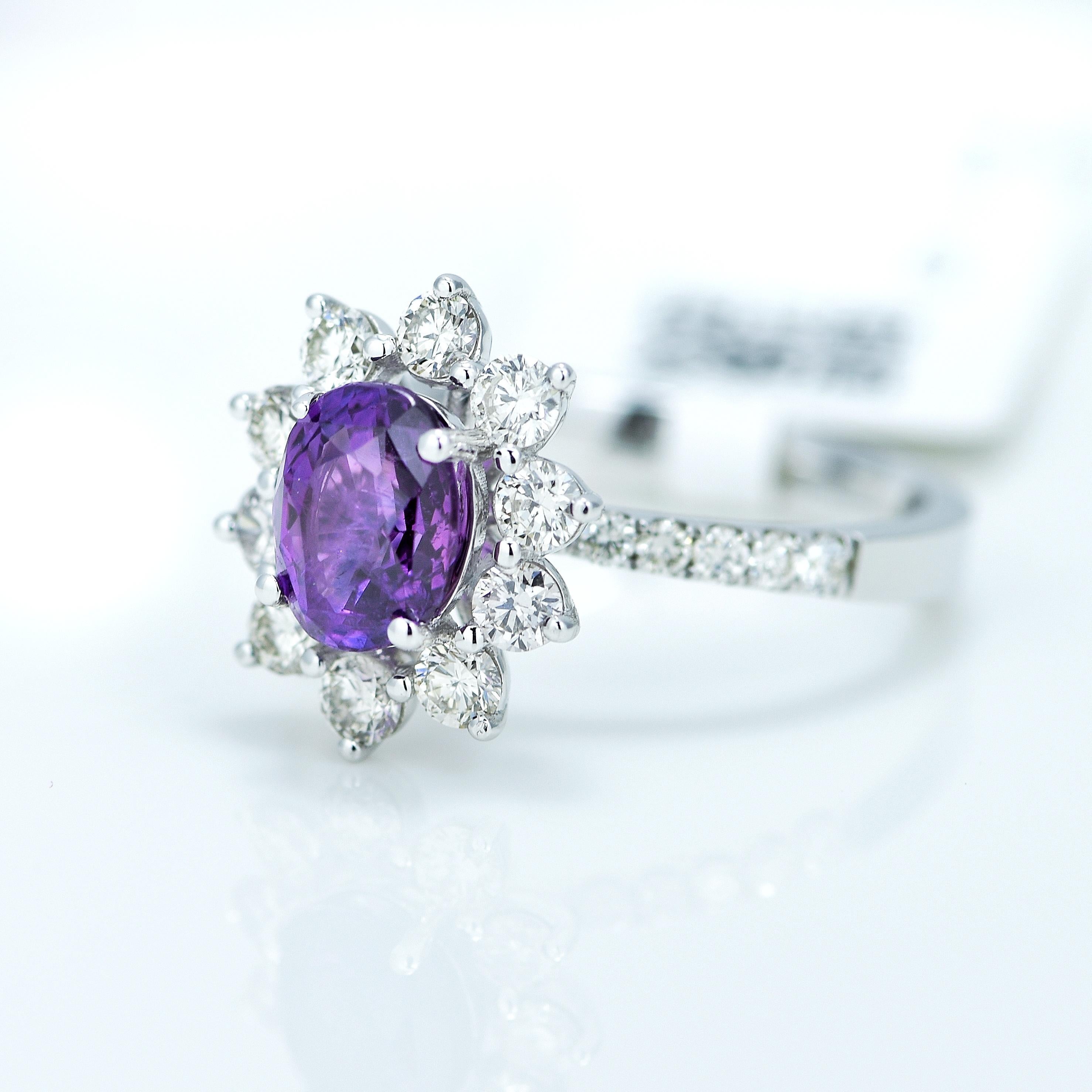Atemberaubende Pinkish Purple Sapphire und Diamond Flower Ring, IGI zertifiziert.

Mittelstein - Rosa-violetter Saphir, (Edelstein IGI Report ID -: 526253778)

Gewicht des Mittelsteins - 1,60 Karat, 

Mittelstein Herkunft

Gesamtzahl der Diamanten -