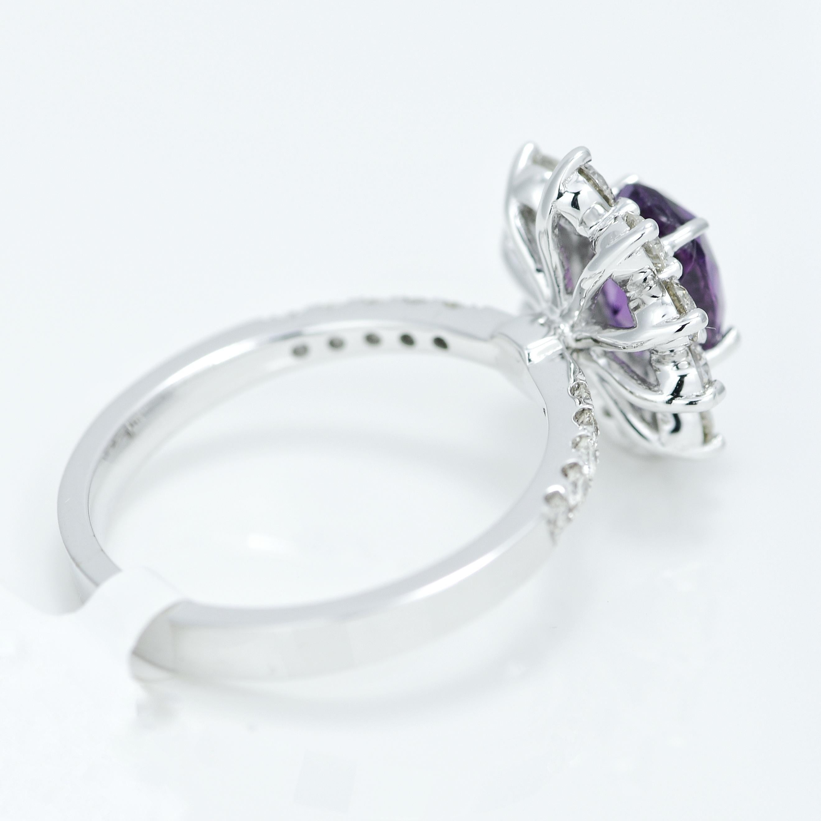 Natürlicher 1,60 Karat lila Saphir Diamant-Blumenring IGI zertifiziert im Zustand „Neu“ im Angebot in Vadgam, IN