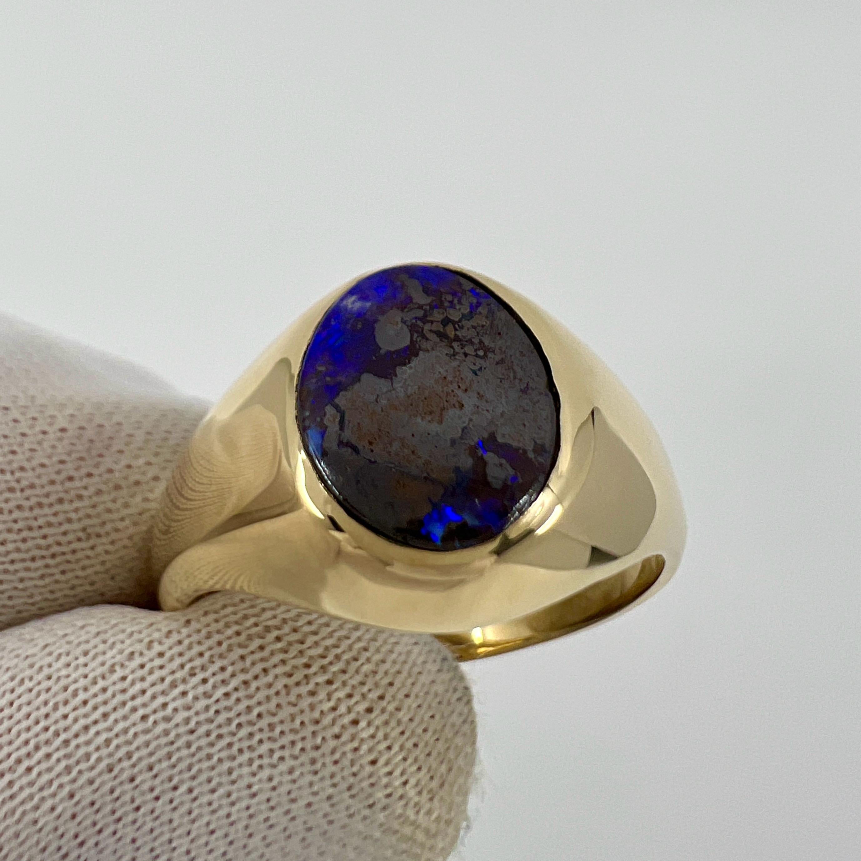 Nature Australian Black Boulder Opal 9k Yellow Gold Signet Ring.

Une superbe opale noire naturelle de 1,60 carat avec un magnifique jeu de couleurs bleu et violet et une excellente coupe ovale en cabochon. Serti dans une bague chevalière en or