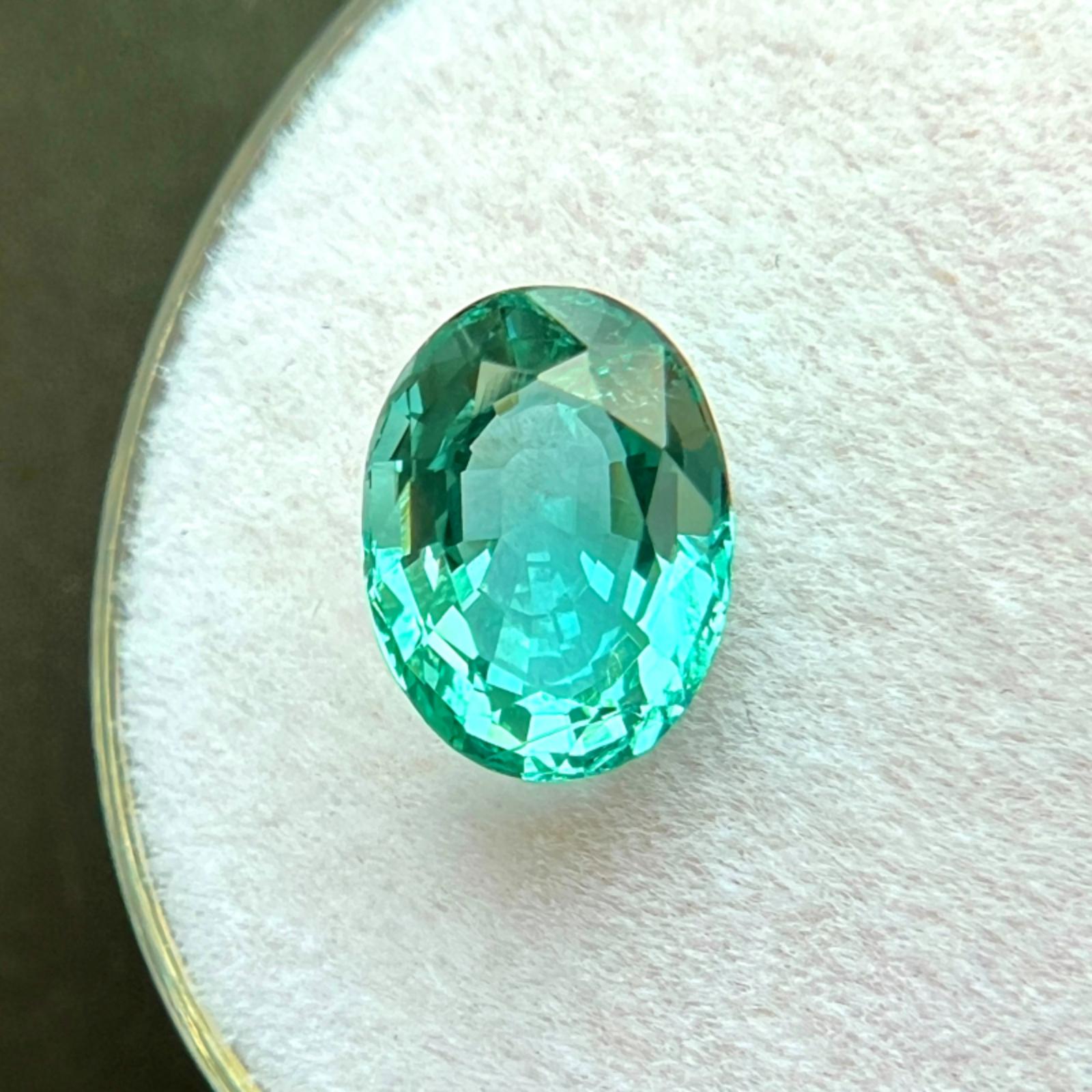 Esmeralda natural de 1,62 ct, verde azulado vivo, talla oval 8,4x6,4 mm, gema suelta

Gema suelta de esmeralda azul verde vivo natural.
Esmeralda de 1,62 quilates de un hermoso y vivo color verde azulado. También tiene muy buena claridad, con sólo