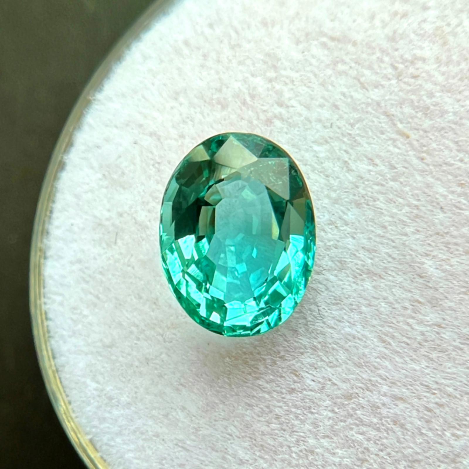 Esmeralda natural de 1,62 ct, verde azulado vivo, talla oval 8,4x6,4 mm, gema suelta Corte oval en venta