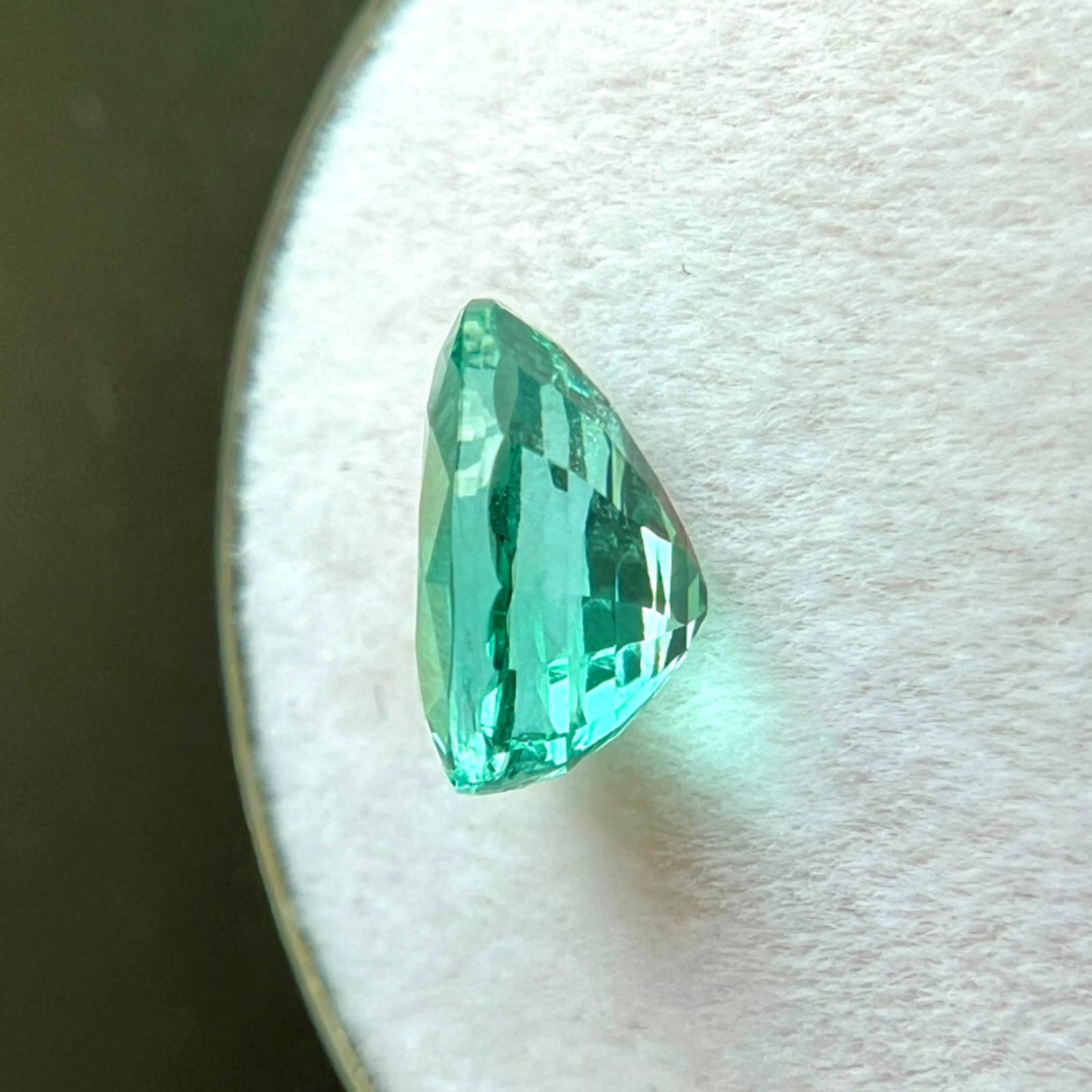 Esmeralda natural de 1,62 ct, verde azulado vivo, talla oval 8,4x6,4 mm, gema suelta en Nuevo estado para la venta en Birmingham, GB
