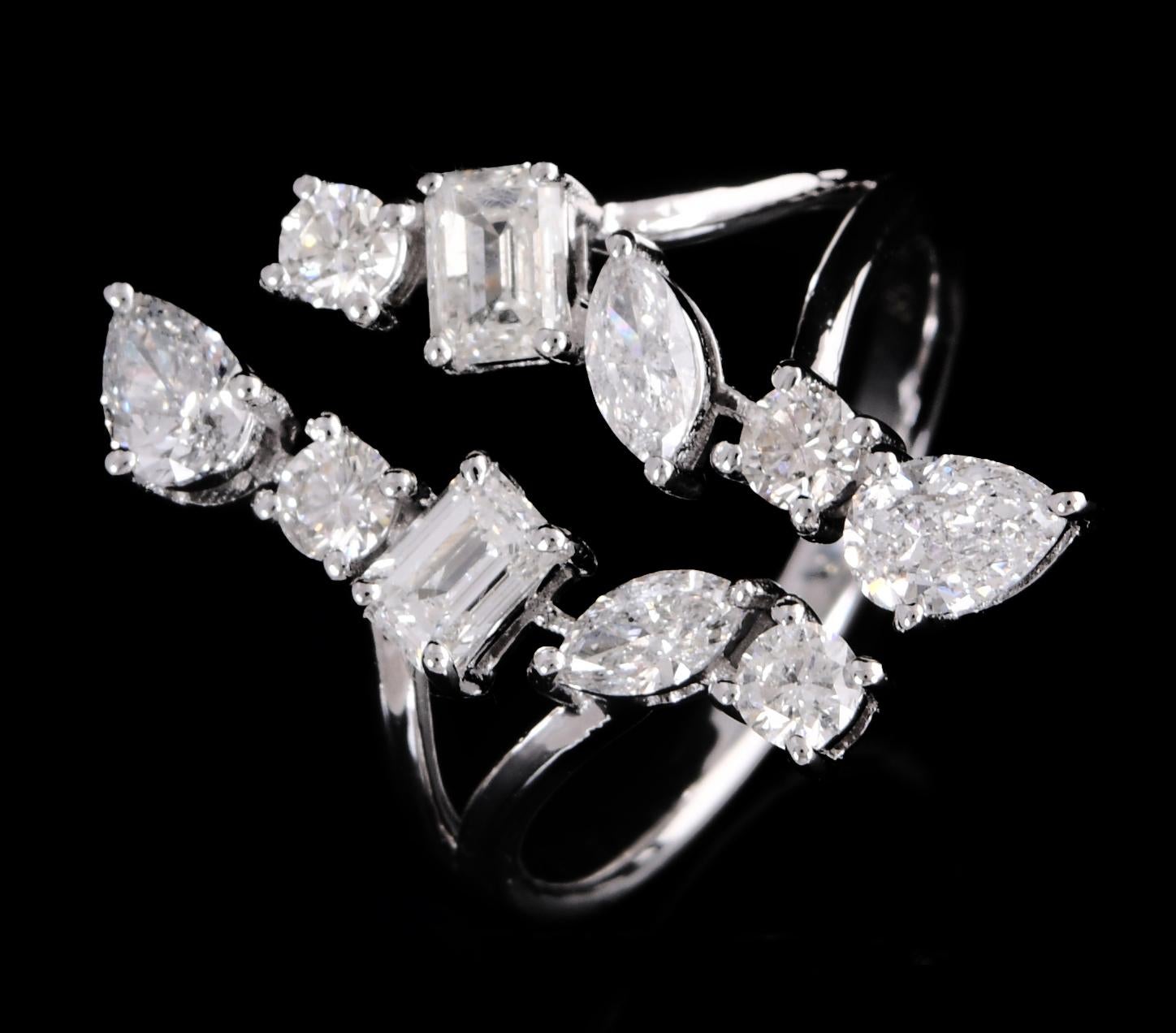 Der mit viel Liebe zum Detail gefertigte Ring hat ein unverwechselbares Manschettendesign, das sich anmutig um den Finger schmiegt und zeitgenössischen Charme und Raffinesse ausstrahlt. Die Diamanten sind fachmännisch in prächtiges 18-karätiges
