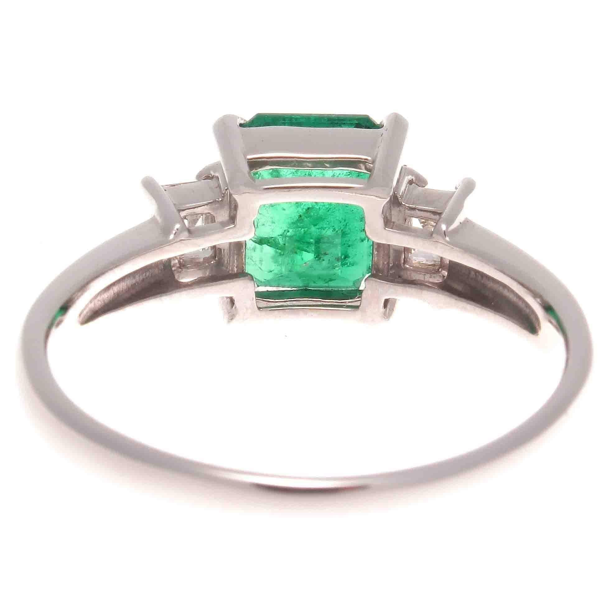 Natural 1.66 Carat Emerald Diamond Platinum Ring In Excellent Condition In Beverly Hills, CA