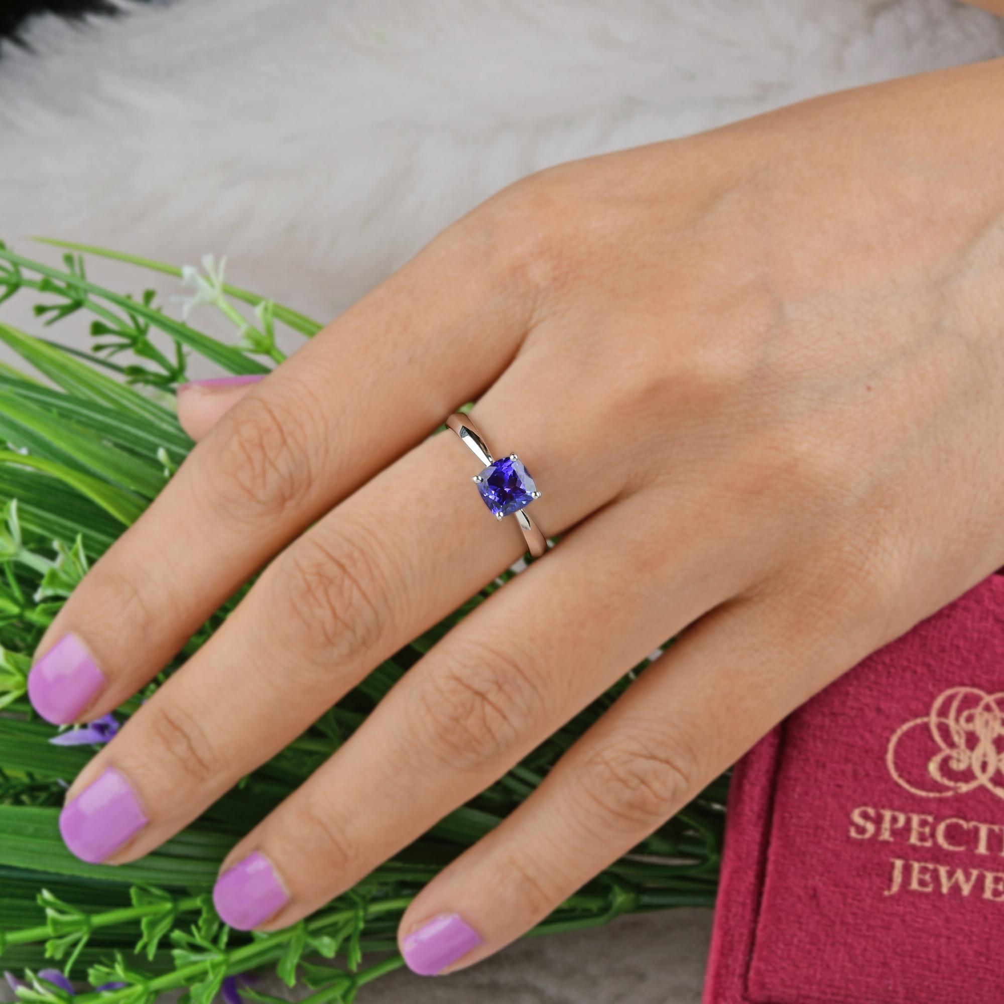 Taille coussin 1.67 Carat Solitaire Cushion Tanzanite Ring 18 Solid Karat White Gold Jewelry en vente