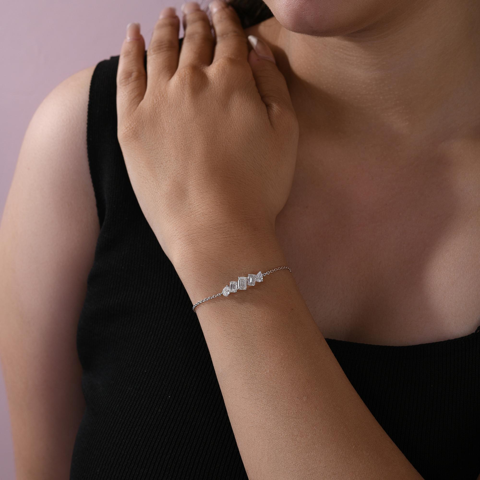 Taglio smeraldo Natural 1.68 Carat SI/H Pear Emerald Cut Diamond Bracelet 18 Karat White Gold in vendita